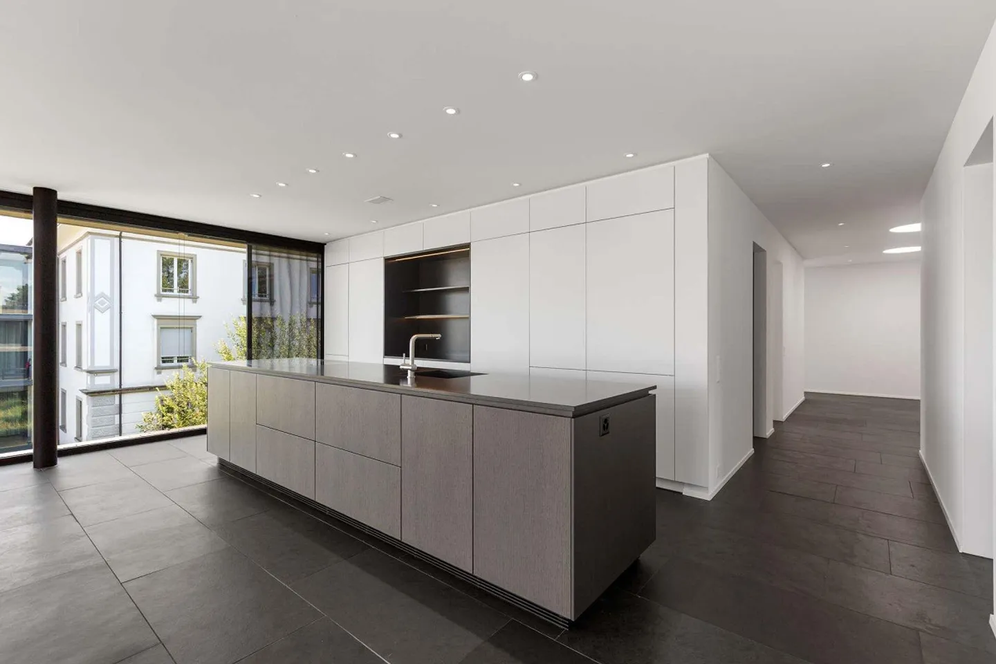 Privacy & Elegance: Your High-End Penthouse Oasis in the Best Location - Photo 5 of 8
