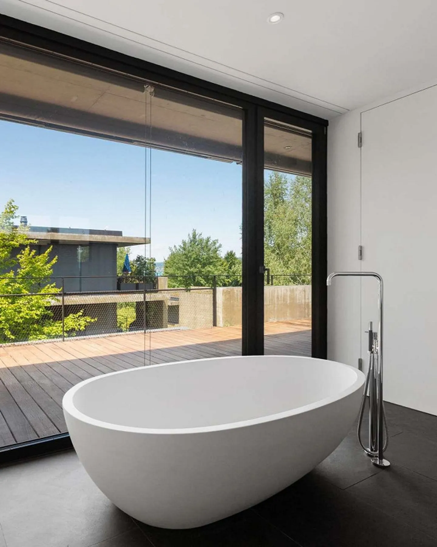 Privacy & Elegance: Your High-End Penthouse Oasis in the Best Location - Photo 7 of 8