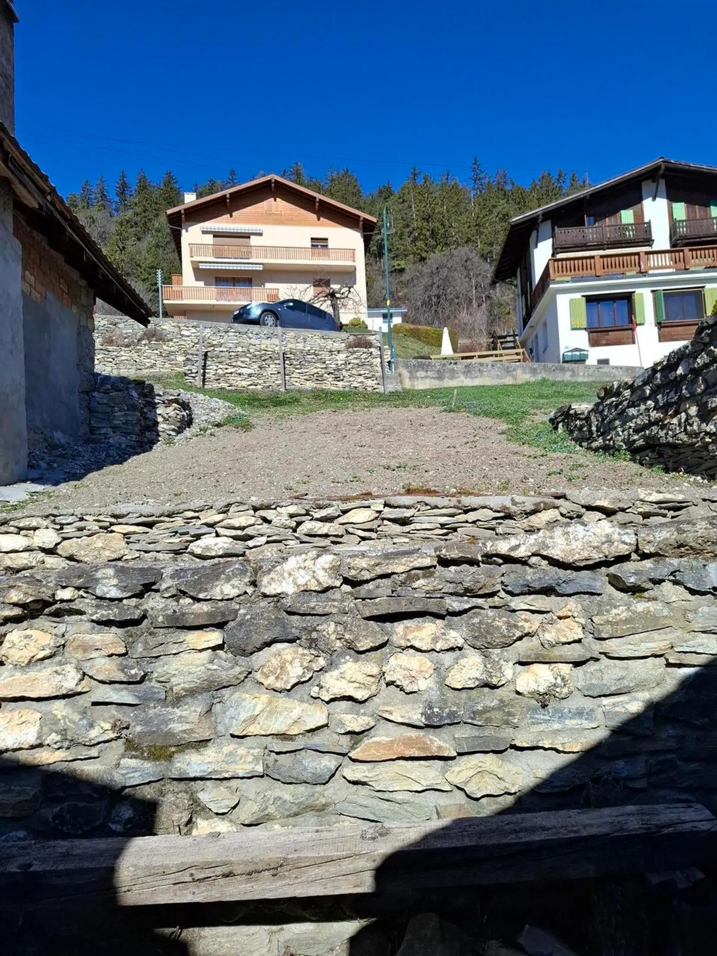 Terrain constructible avec garage et places de parc à Chermignon - Photo 2 sur 9