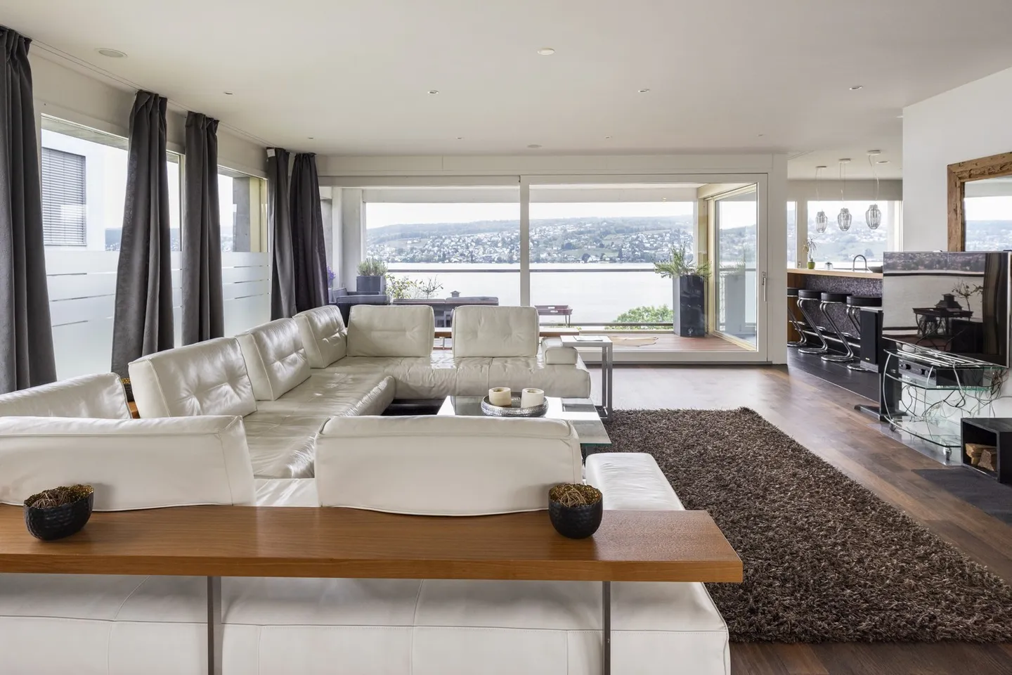 Elegante appartamento executive di 150 m2 con vista sulle Alpi e sul lago di Zurigo - Foto 1 di 45