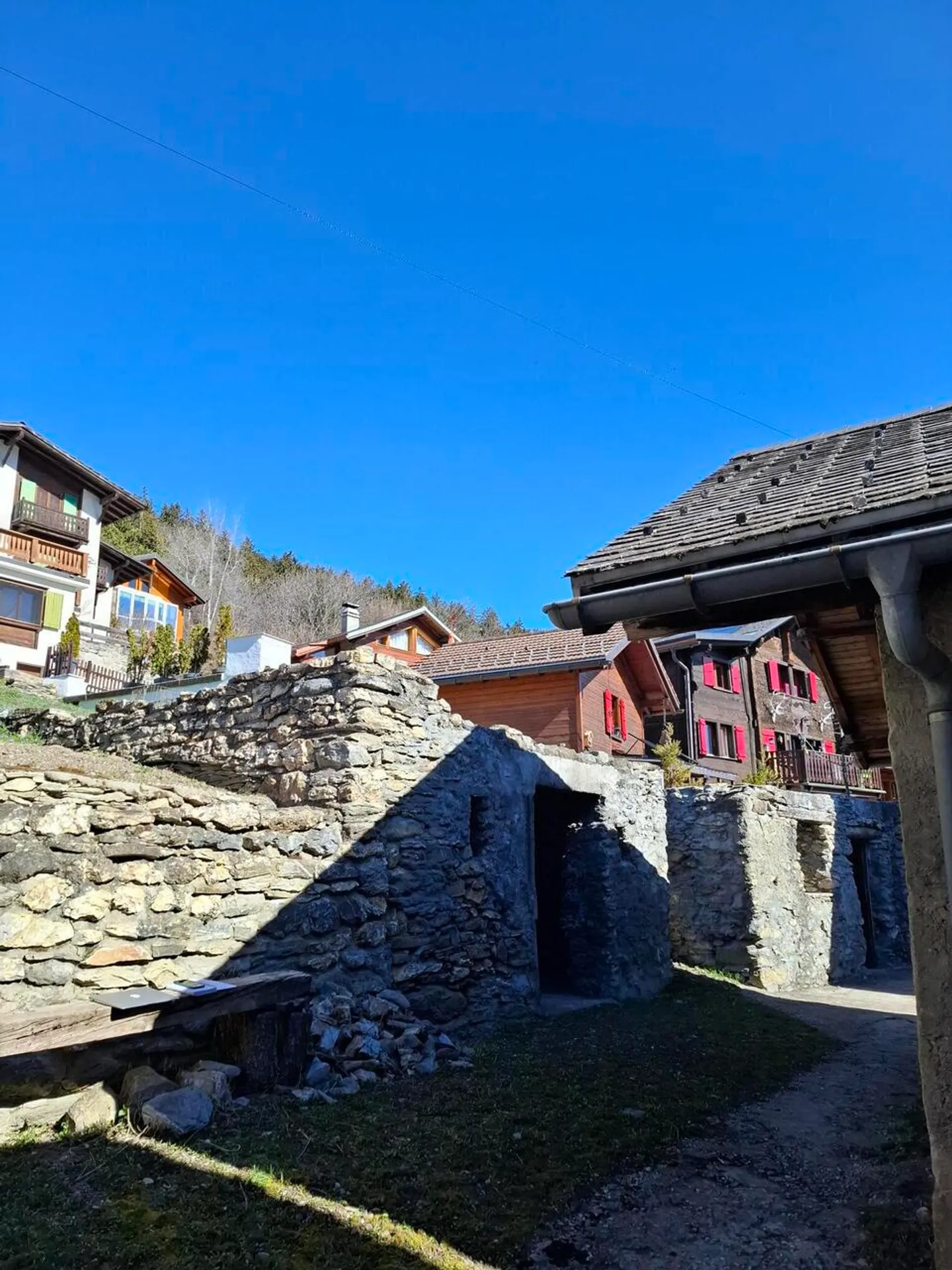 Terrain constructible avec garage et places de parc à Chermignon - Photo 1 sur 9