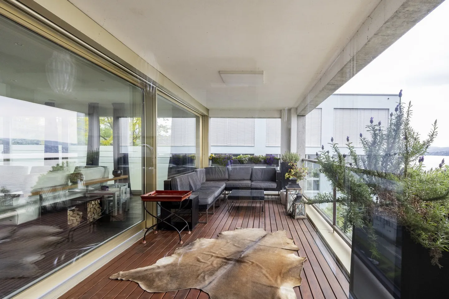 Elegante appartamento executive di 150 m2 con vista sulle Alpi e sul lago di Zurigo - Foto 4 di 45