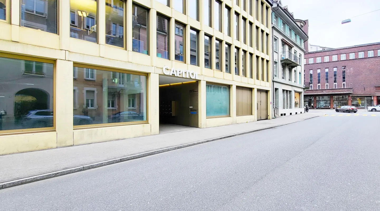Espace de vente avec une hauteur de plafond attrayante près de la gare (4 minutes) au cœur de Bienne ! - Photo 1 sur 10