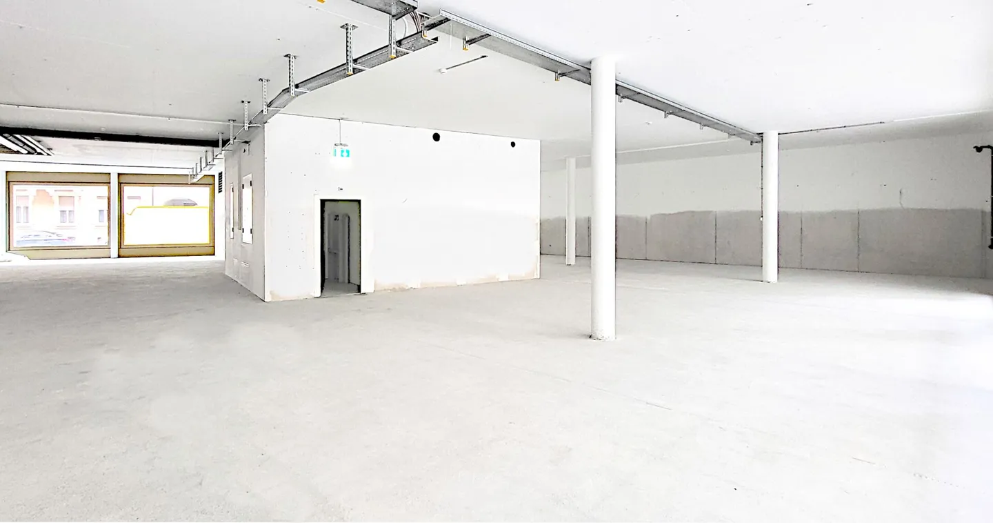 Espace de vente avec une hauteur de plafond attrayante près de la gare (4 minutes) au cœur de Bienne ! - Photo 3 sur 10