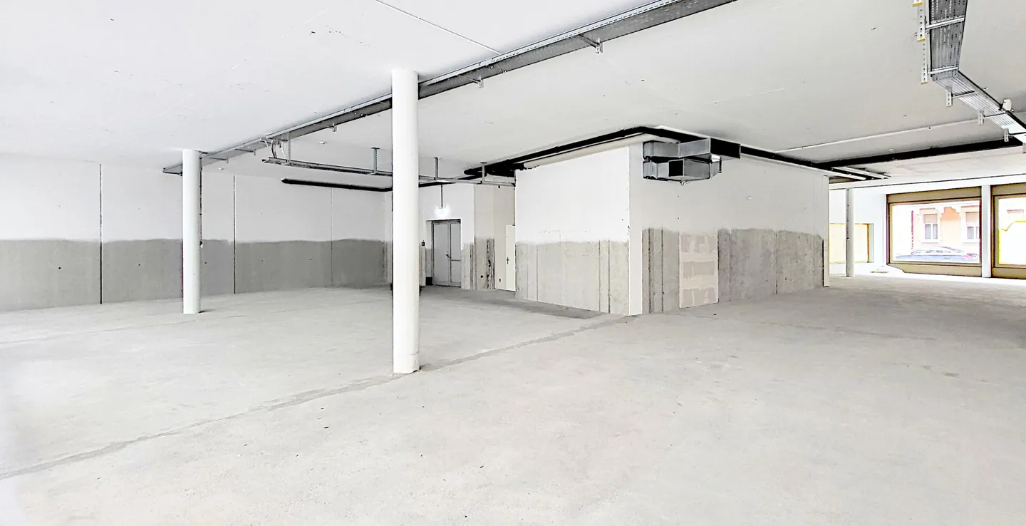 Espace de vente avec une hauteur de plafond attrayante près de la gare (4 minutes) au cœur de Bienne ! - Photo 4 sur 10
