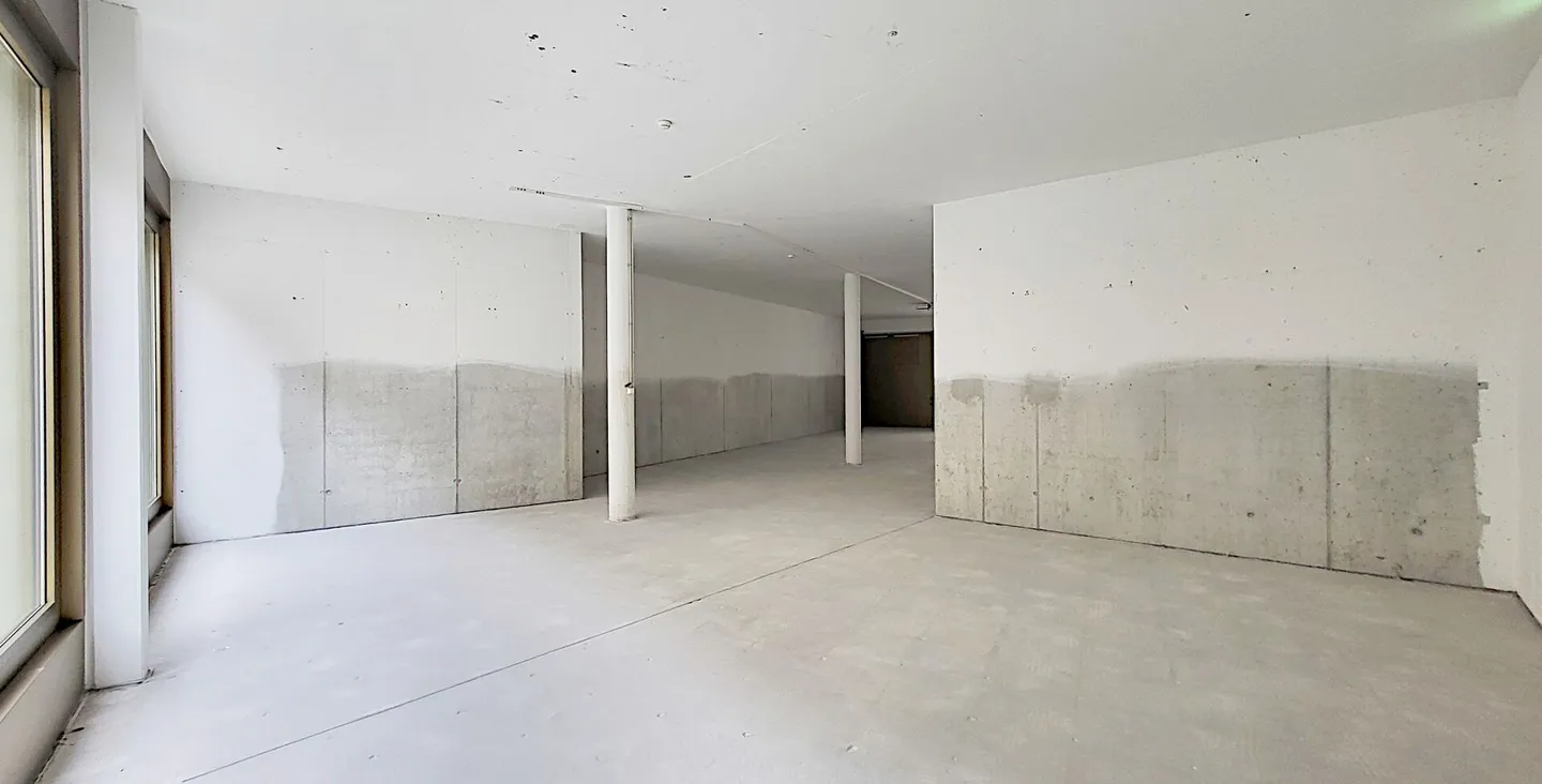 Espace de vente avec une hauteur de plafond attrayante près de la gare (4 minutes) au cœur de Bienne ! - Photo 5 sur 10