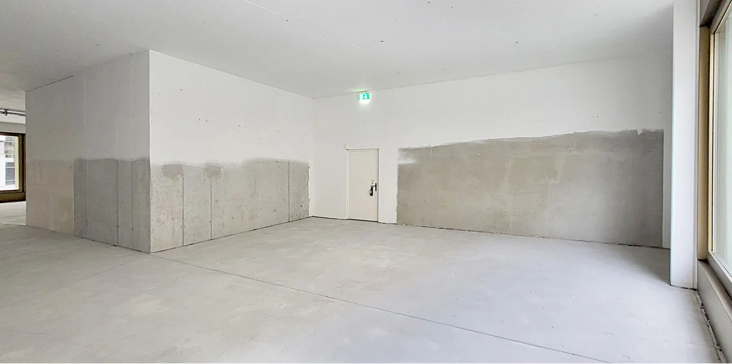 Espace de vente avec une hauteur de plafond attrayante près de la gare (4 minutes) au cœur de Bienne ! - Photo 6 sur 10