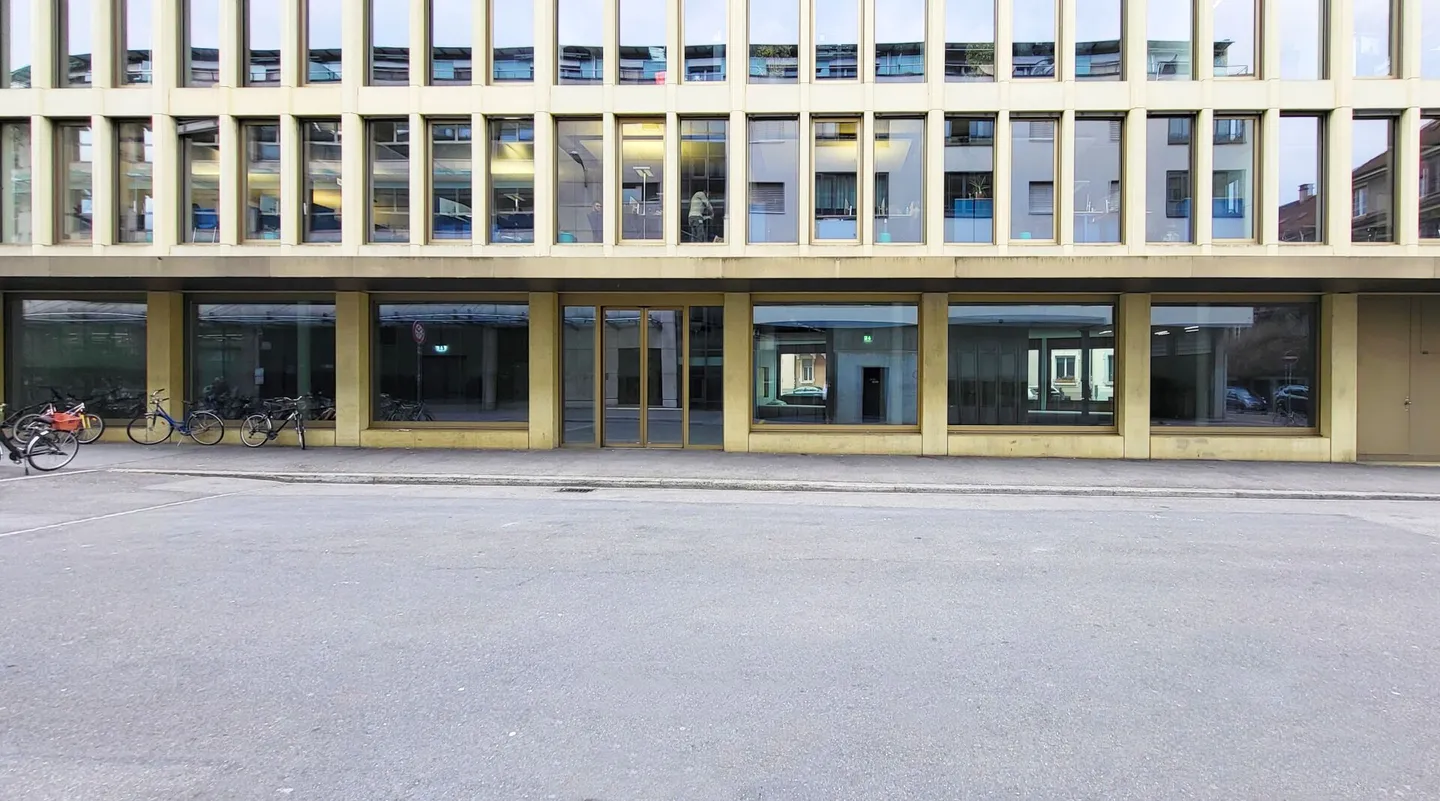Espace de vente avec une hauteur de plafond attrayante près de la gare (4 minutes) au cœur de Bienne ! - Photo 7 sur 10
