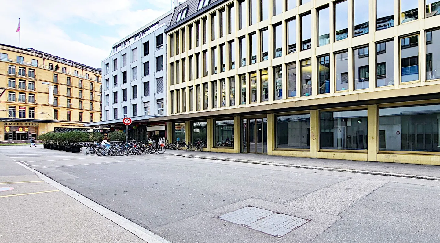 Espace de vente avec une hauteur de plafond attrayante près de la gare (4 minutes) au cœur de Bienne ! - Photo 8 sur 10