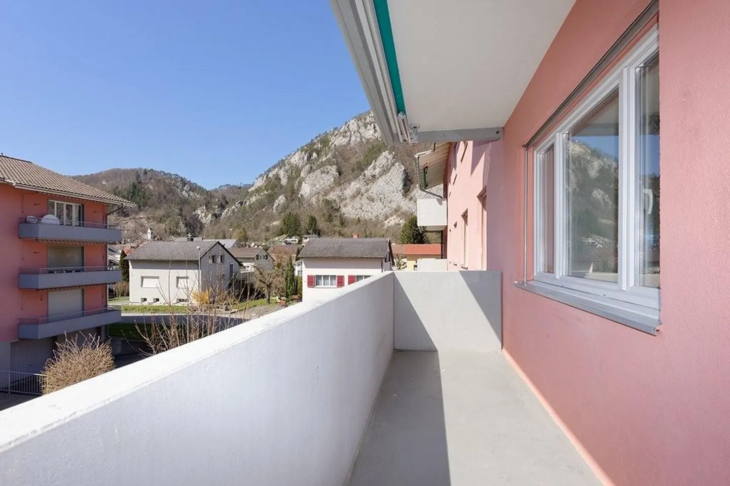 Luminoso appartamento di 3,5 stanze con balcone e bella vista sulle montagne a Balsthal - Foto 7 di 9