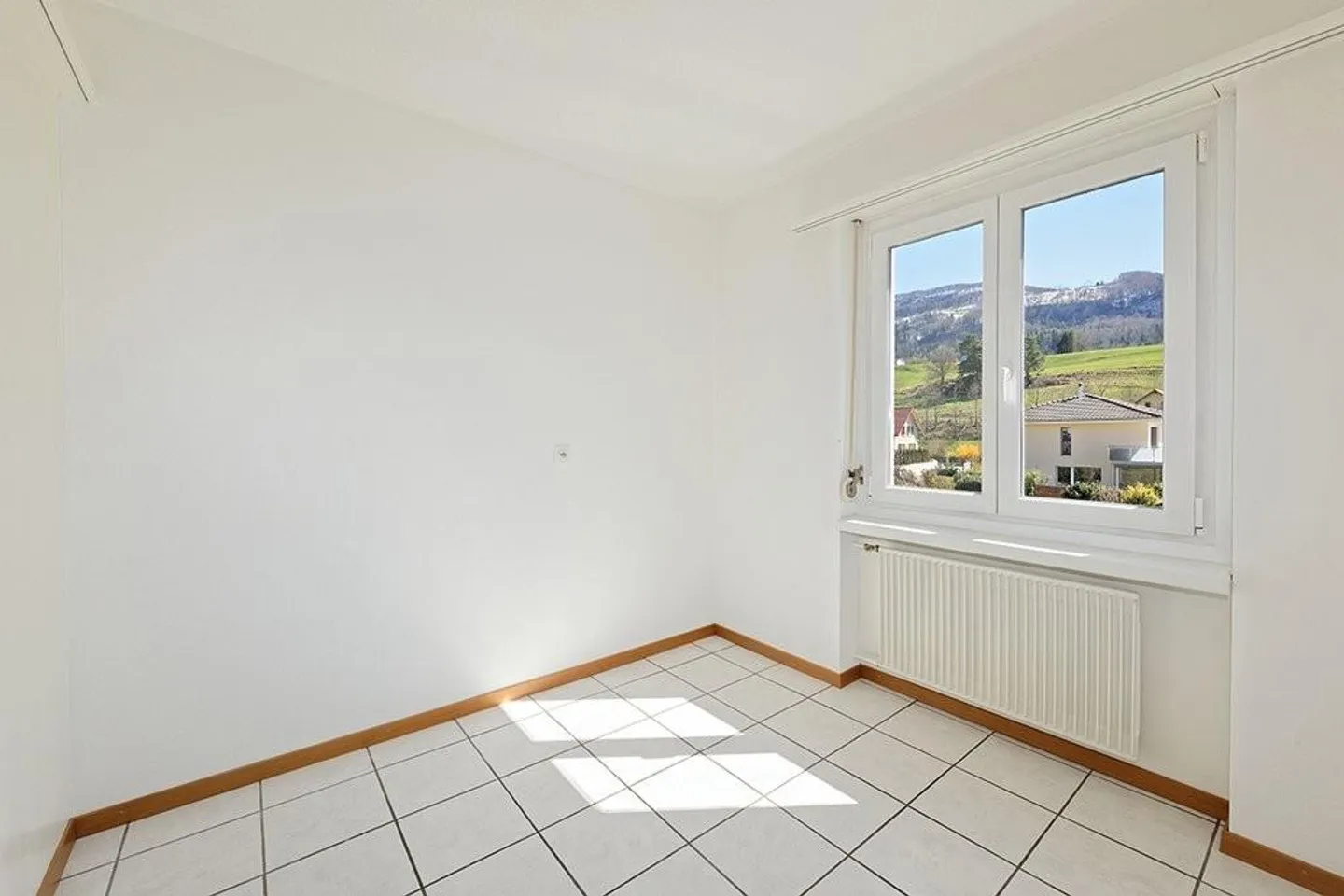 Luminoso appartamento di 3,5 stanze con balcone e bella vista sulle montagne a Balsthal - Foto 3 di 9