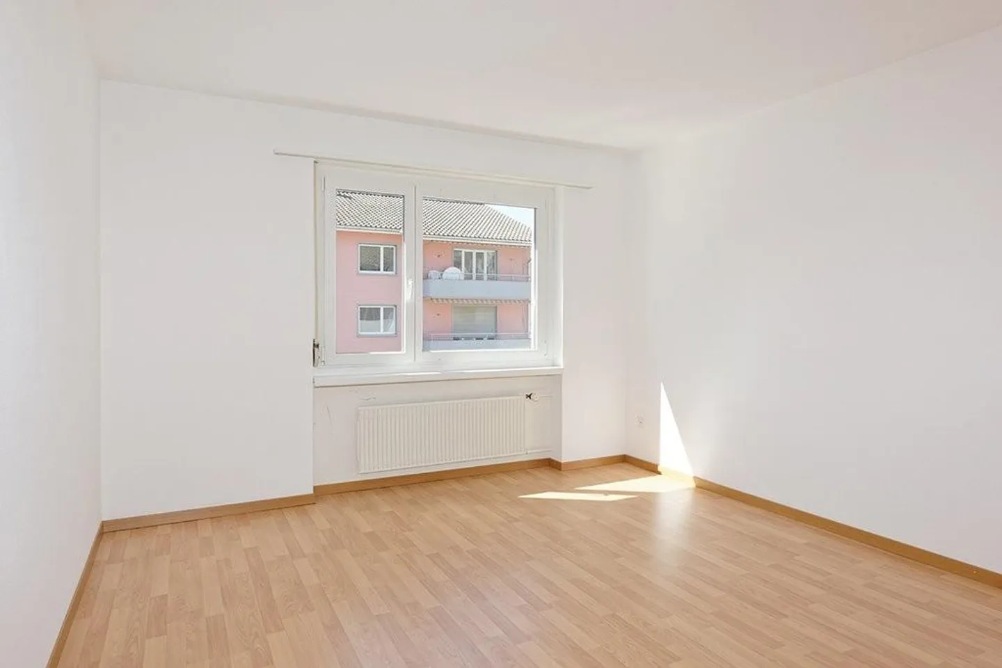 Luminoso appartamento di 3,5 stanze con balcone e bella vista sulle montagne a Balsthal - Foto 4 di 9