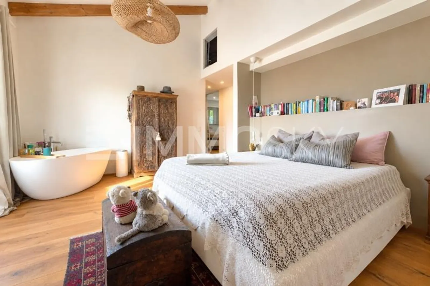 Une résidence exclusive où l'espace, la vie privée et la nature se rencontrent - Photo 3 sur 5