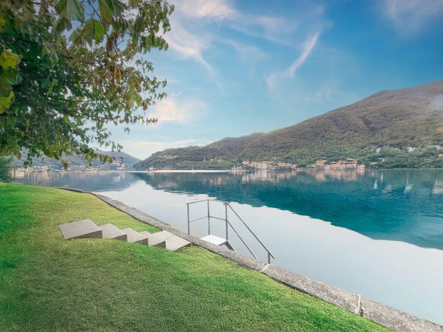 Ferienwohnung mit privatem Strand in Morcote - Foto 1 von 12