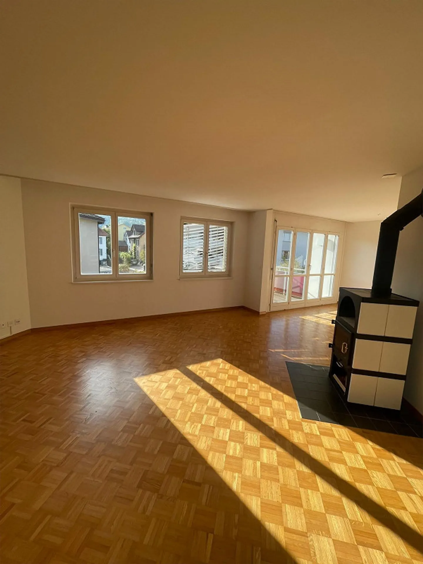 Limited until 30.9.26: Bright 4½-room apartment with balcony! - Photo 2 of 15