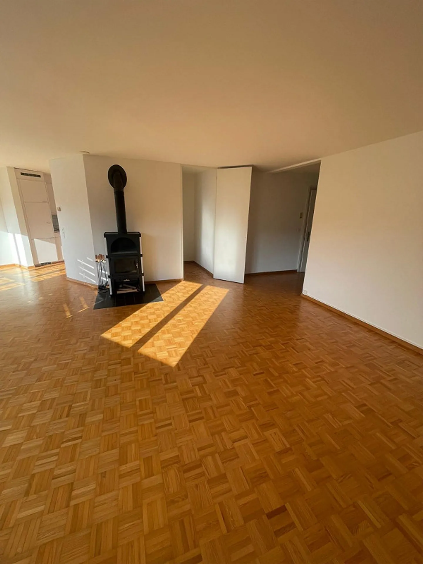Limited until 30.9.26: Bright 4½-room apartment with balcony! - Photo 3 of 15