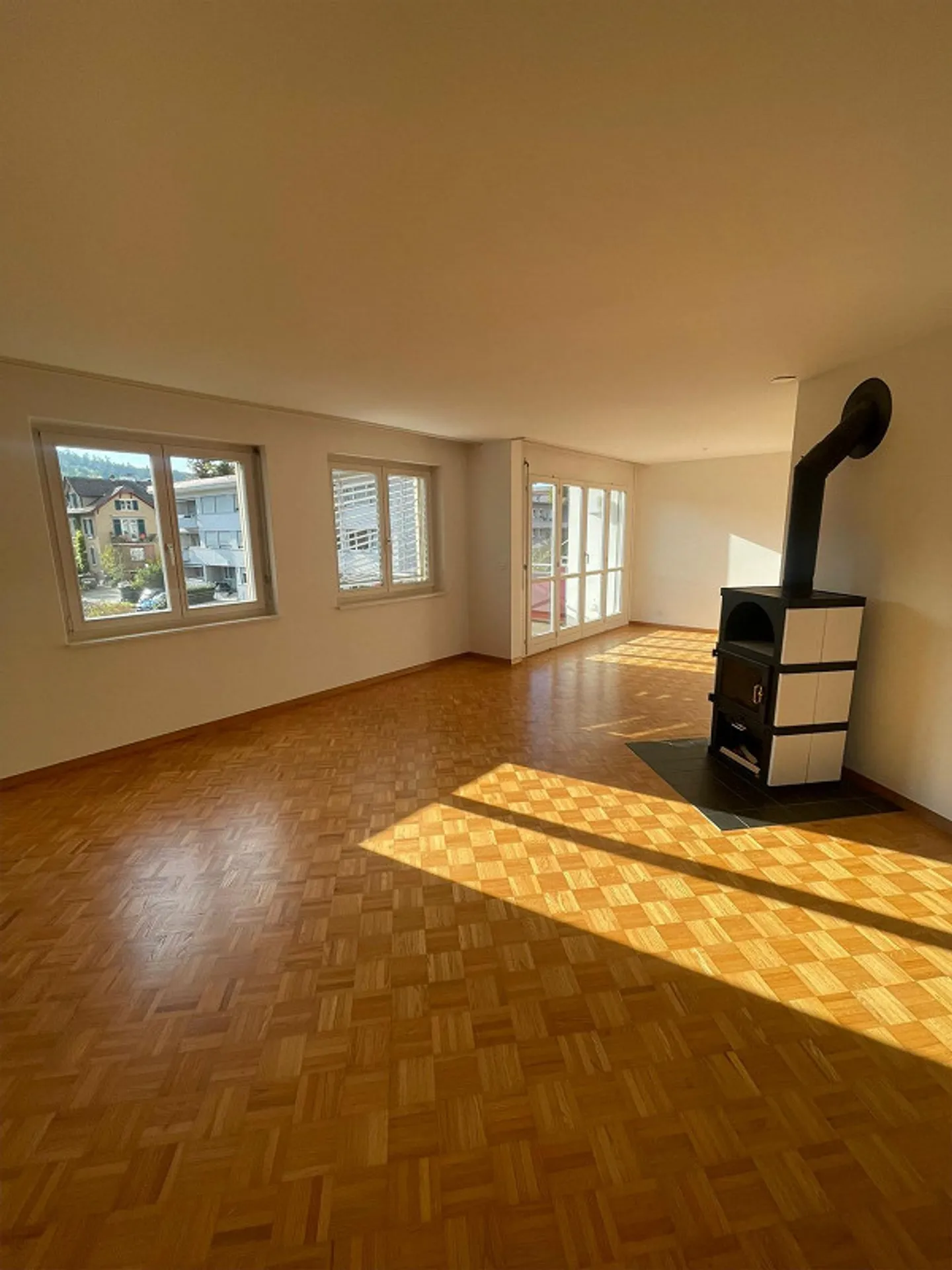 Limited until 30.9.26: Bright 4½-room apartment with balcony! - Photo 1 of 15