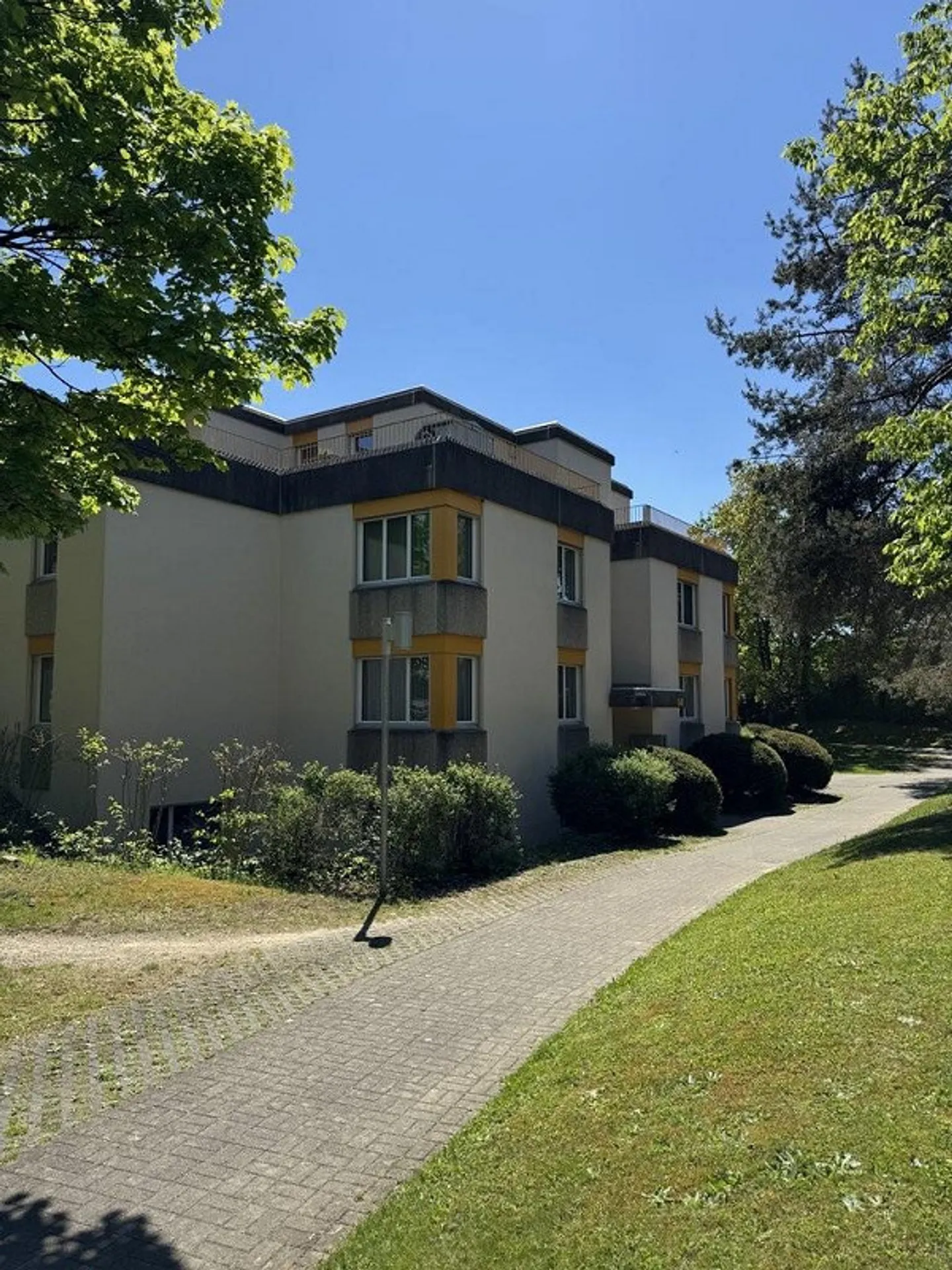 Luminoso appartamento al piano terra di 4,5 stanze in una zona residenziale tranquilla a Lyss - Foto 1 di 12