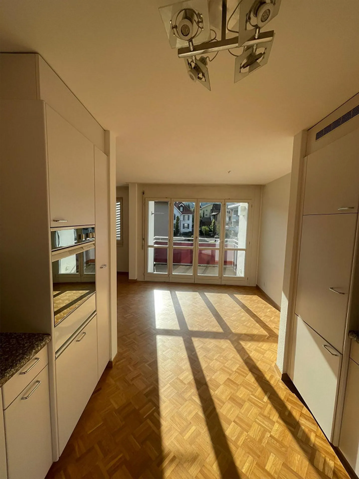 Limited until 30.9.26: Bright 4½-room apartment with balcony! - Photo 4 of 15