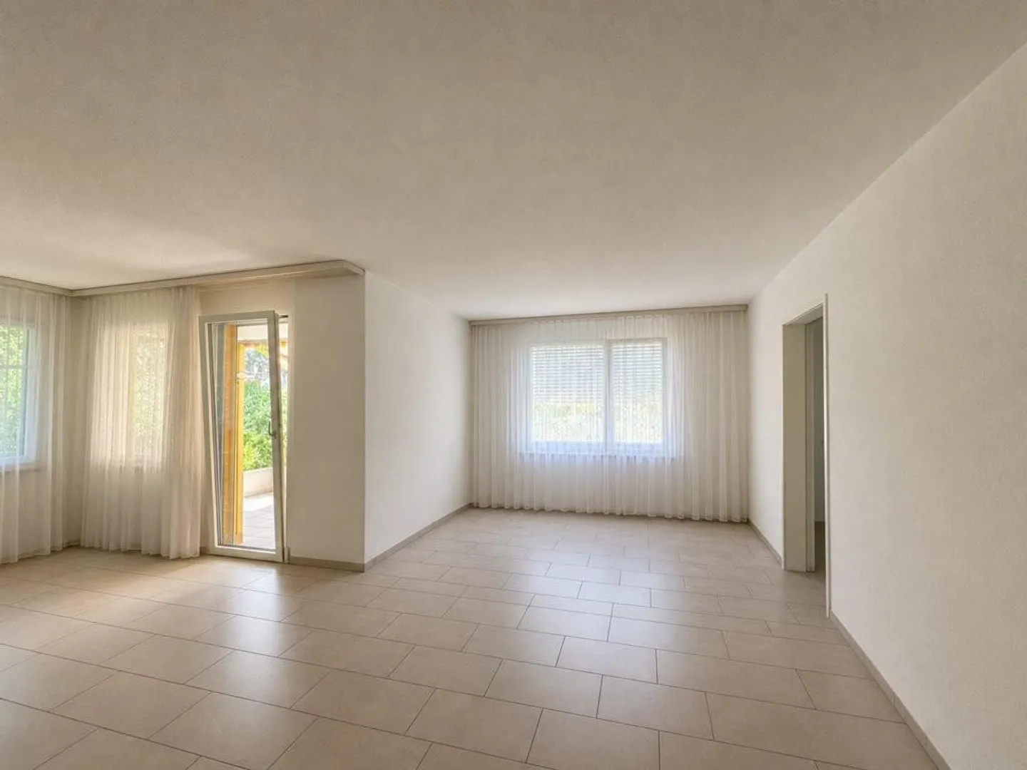 Luminoso appartamento al piano terra di 4,5 stanze in una zona residenziale tranquilla a Lyss - Foto 2 di 12