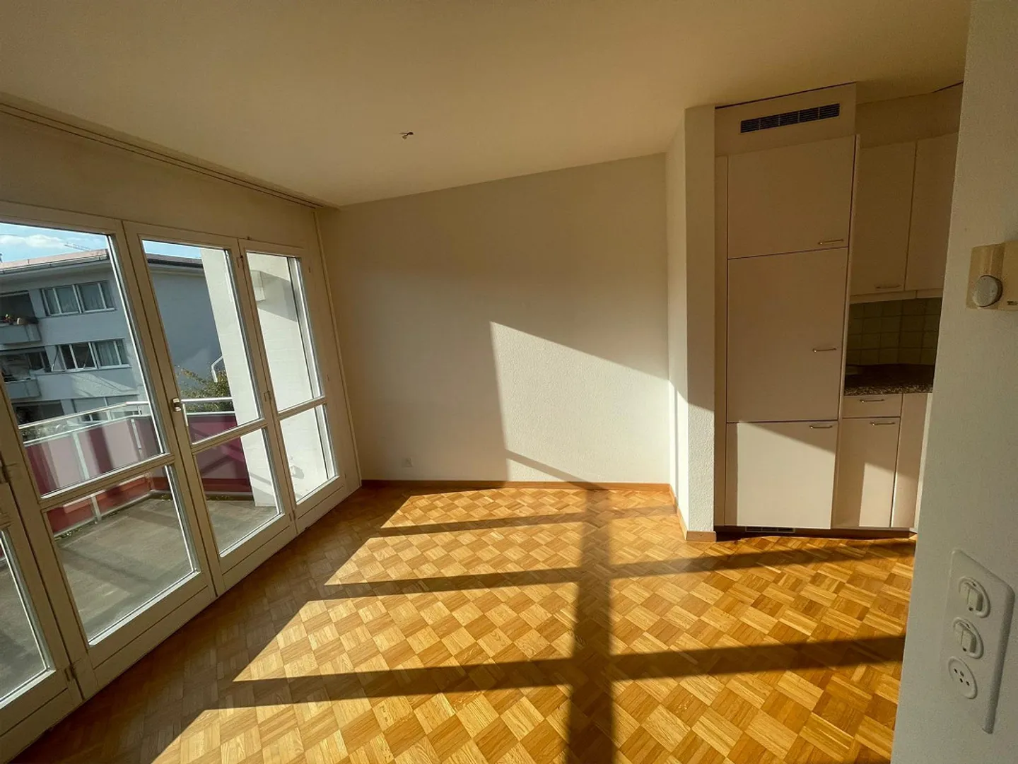Limited until 30.9.26: Bright 4½-room apartment with balcony! - Photo 7 of 15