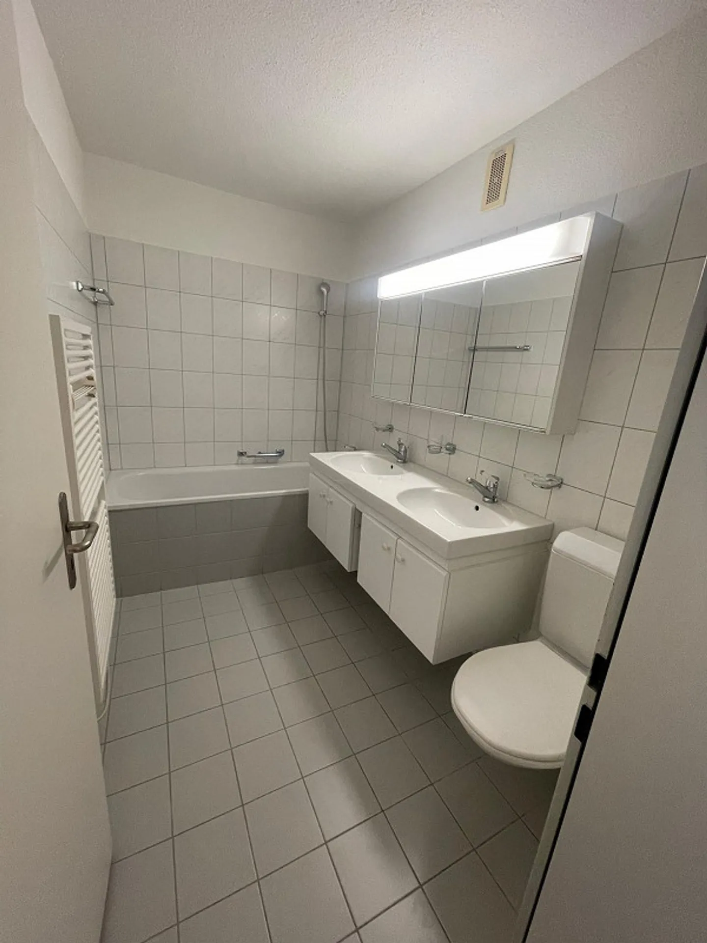 Limited until 30.9.26: Bright 4½-room apartment with balcony! - Photo 11 of 15