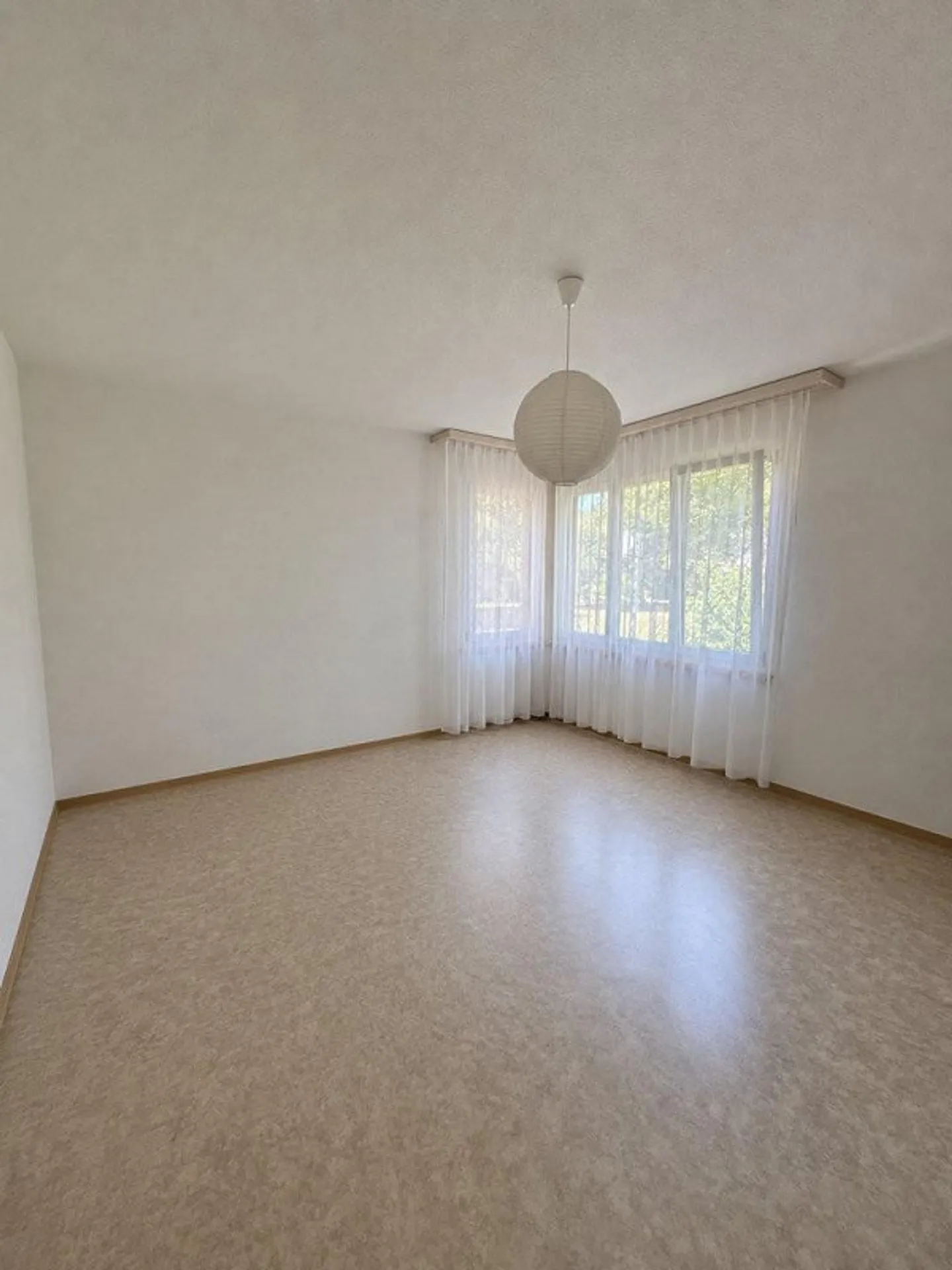 Luminoso appartamento al piano terra di 4,5 stanze in una zona residenziale tranquilla a Lyss - Foto 7 di 12