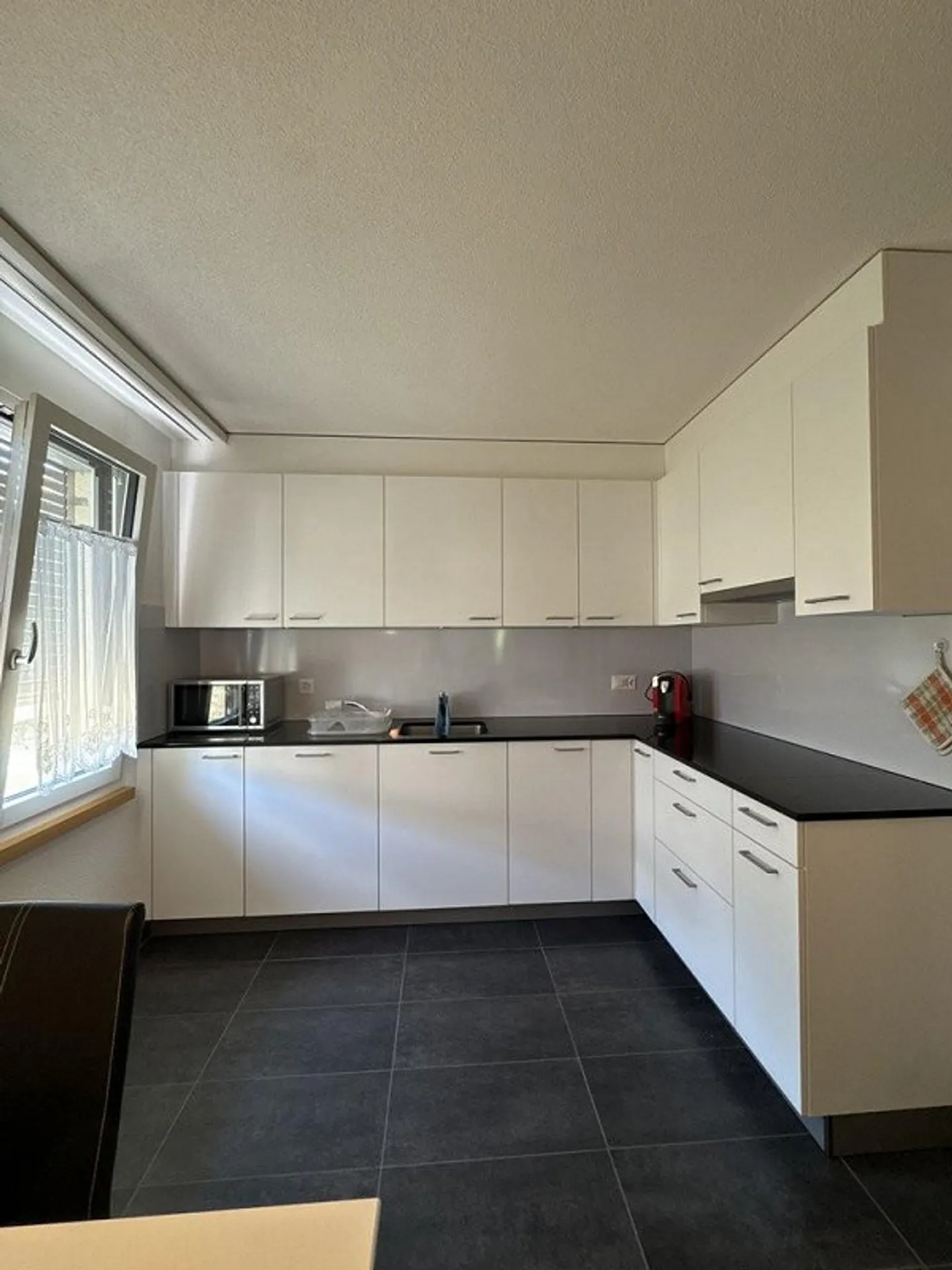 Luminoso appartamento al piano terra di 4,5 stanze in una zona residenziale tranquilla a Lyss - Foto 4 di 12