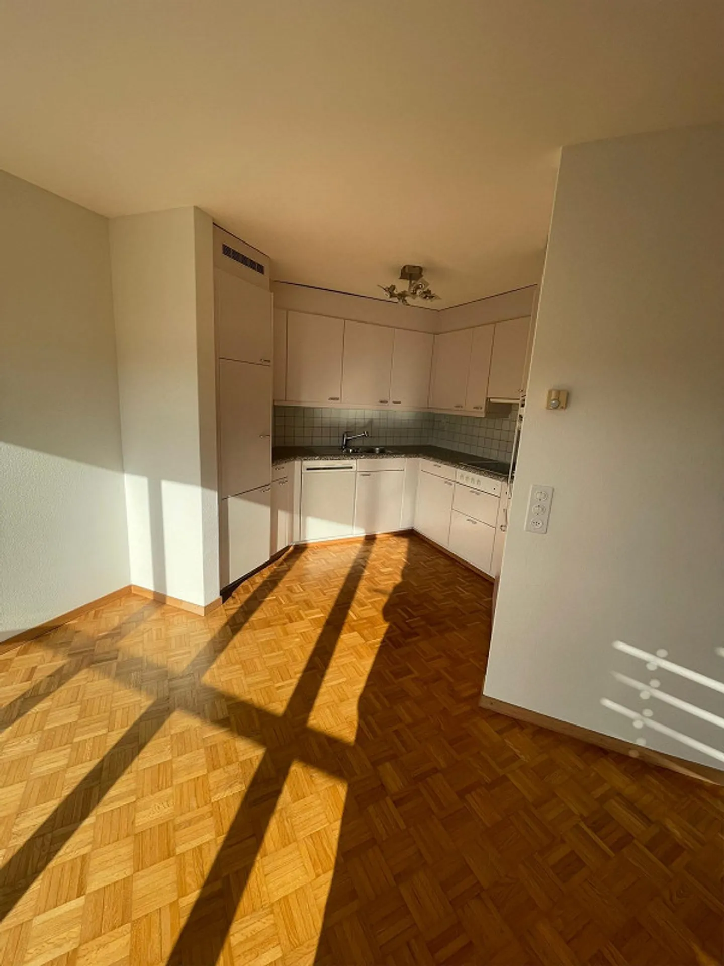Limited until 30.9.26: Bright 4½-room apartment with balcony! - Photo 8 of 15
