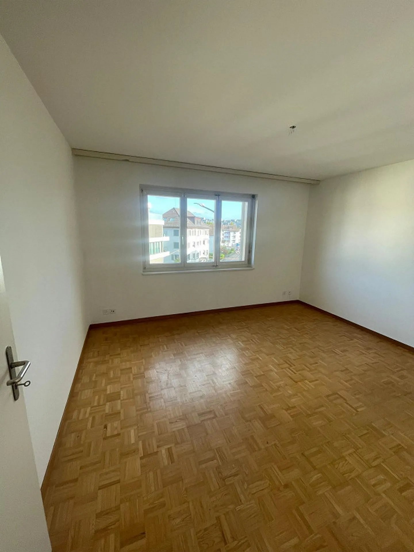 Limited until 30.9.26: Bright 4½-room apartment with balcony! - Photo 9 of 15