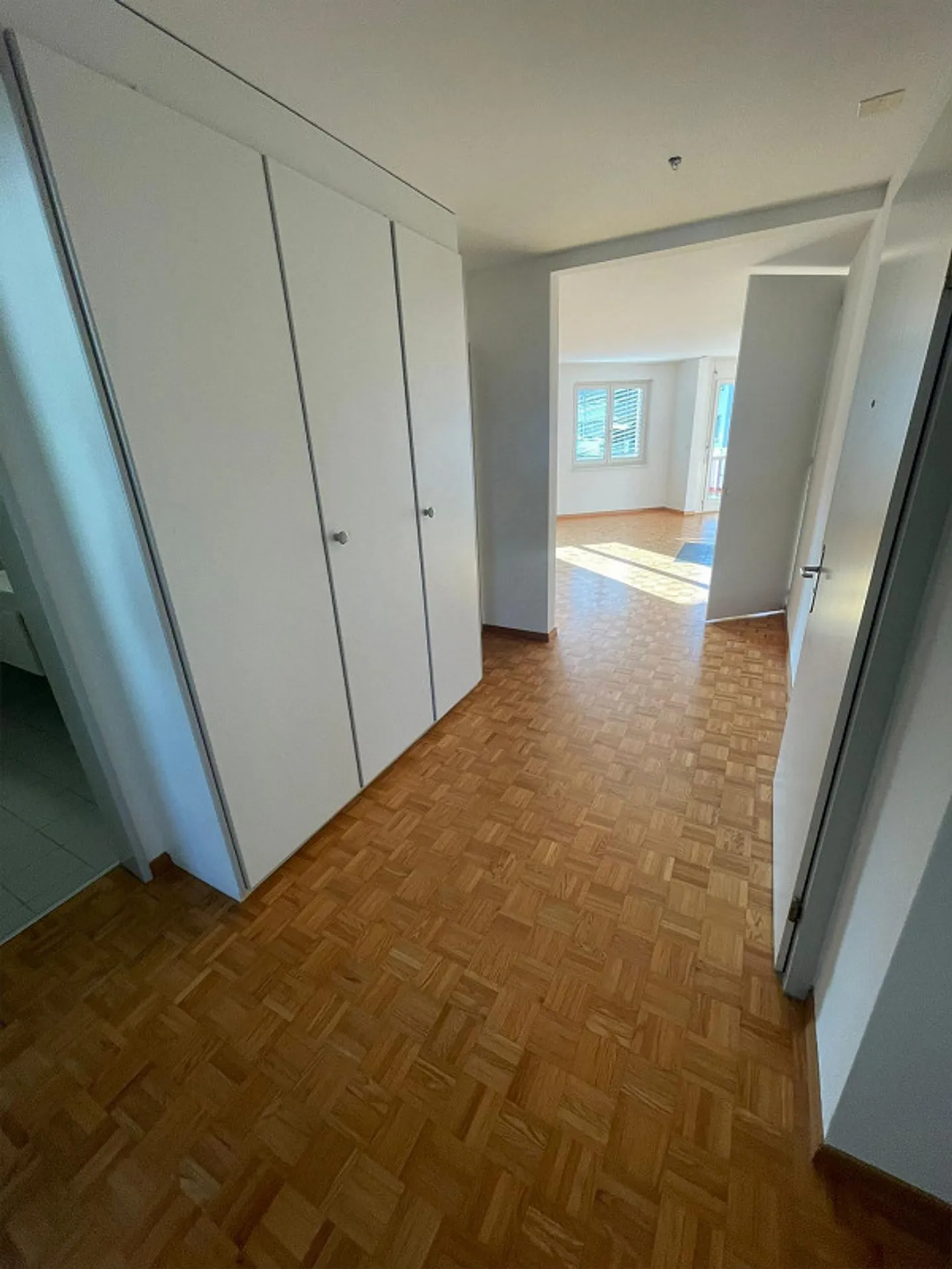 Limited until 30.9.26: Bright 4½-room apartment with balcony! - Photo 10 of 15
