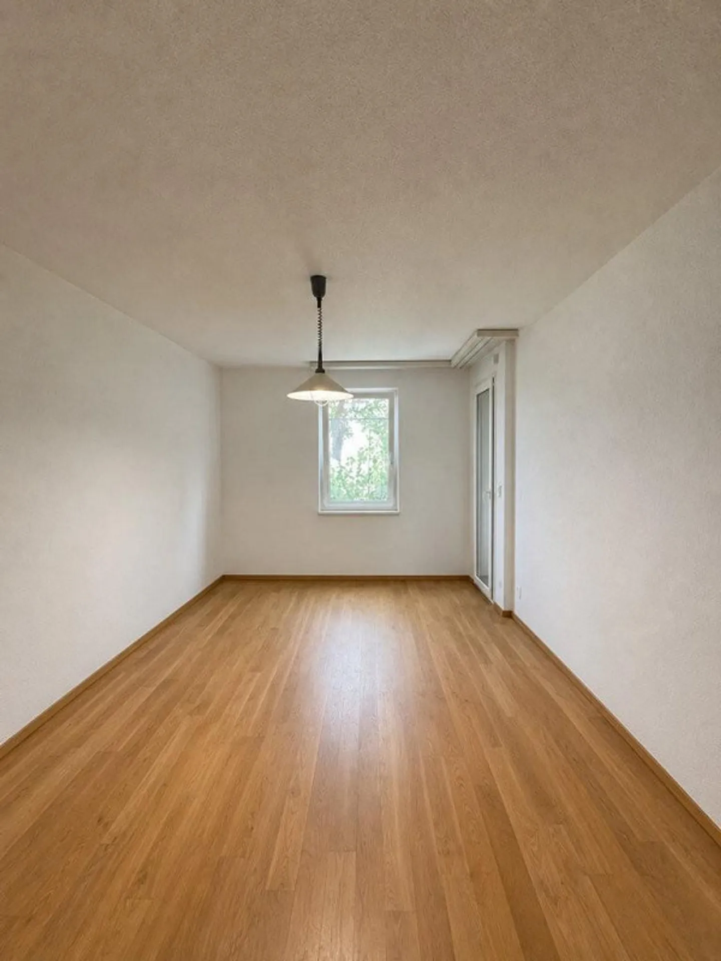 Luminoso appartamento al piano terra di 4,5 stanze in una zona residenziale tranquilla a Lyss - Foto 8 di 12