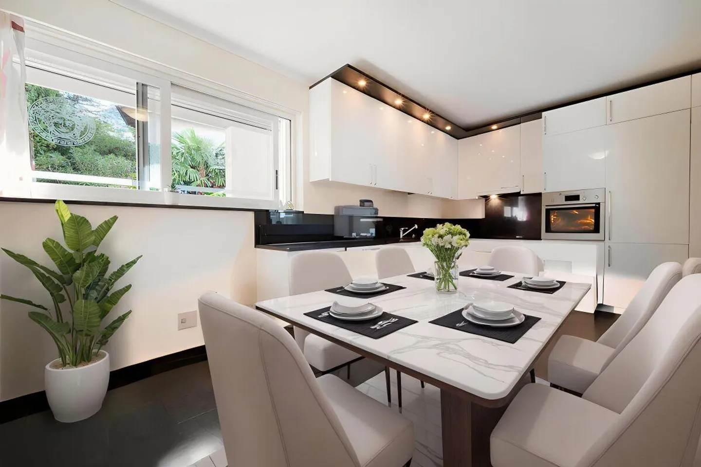 Spacious duplex apartment with large garden and maximum privacy in M... - Photo 2 of 11