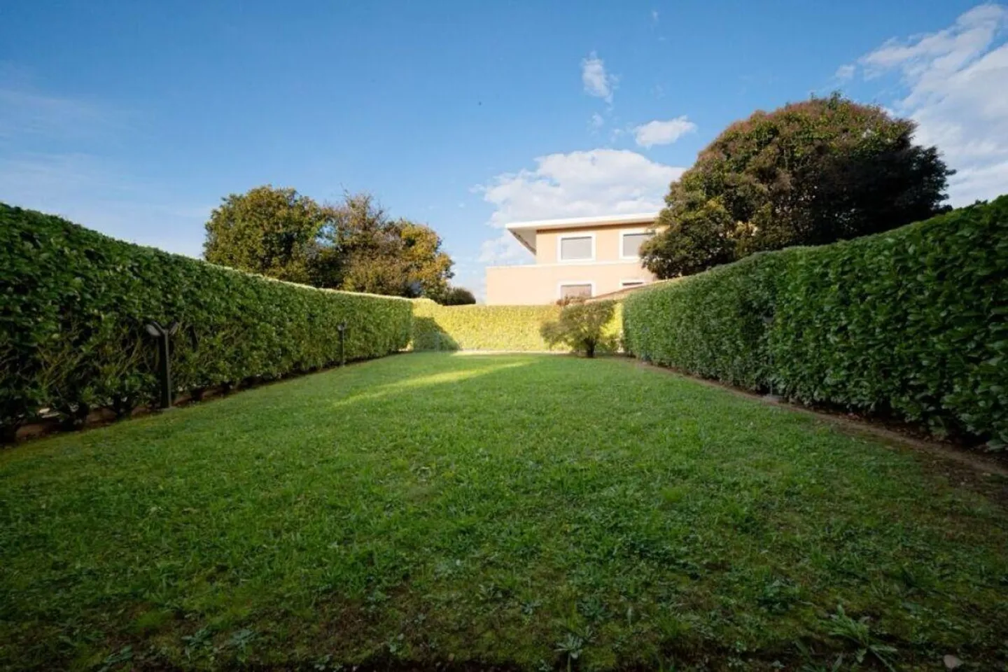 Spacious duplex apartment with large garden and maximum privacy in M... - Photo 3 of 11