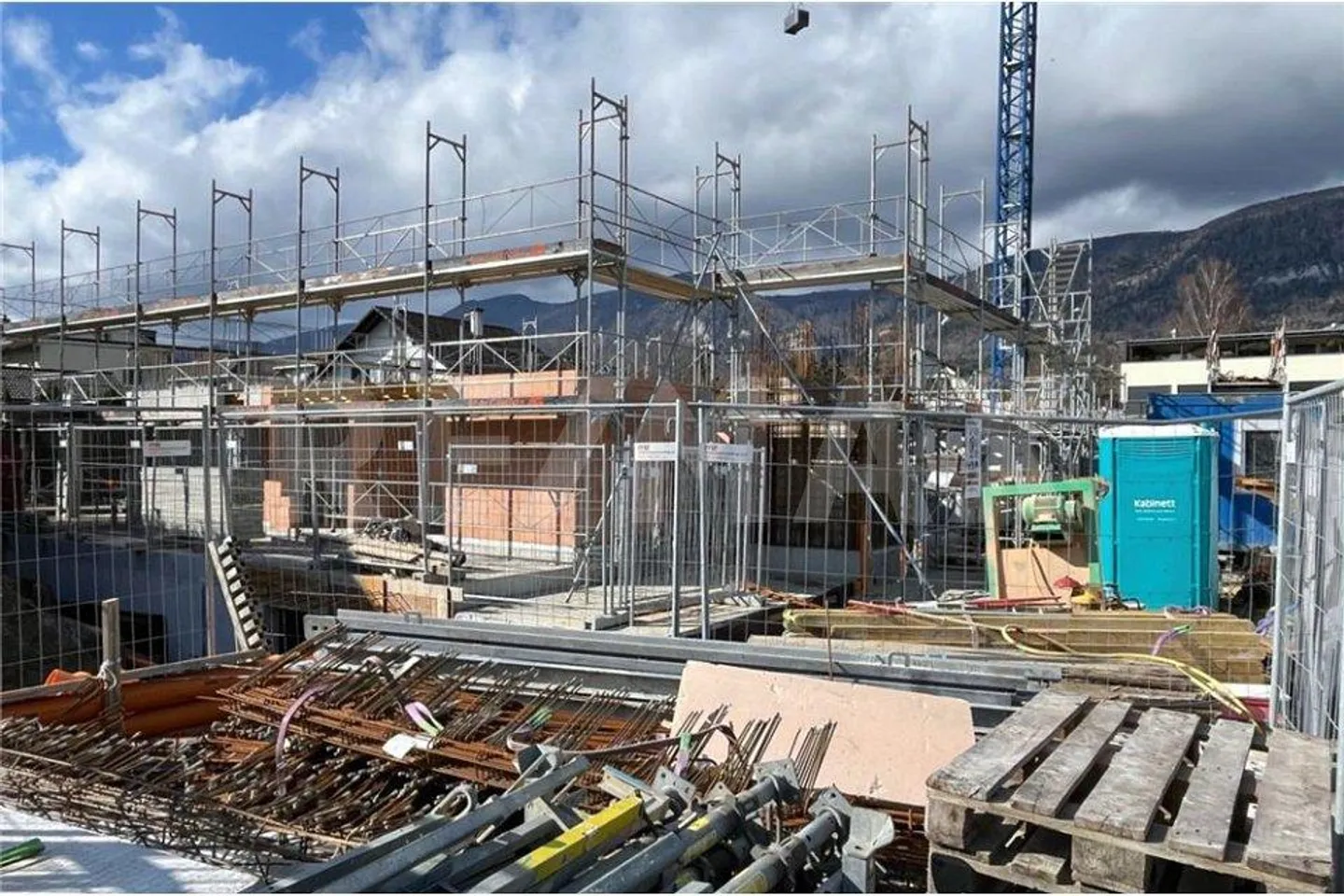 Nouvelle construction, située au calme, beaucoup de soleil et aménagement intérieur à déterminer soi-même (le début des travaux a eu lieu) - Photo 2 sur 13