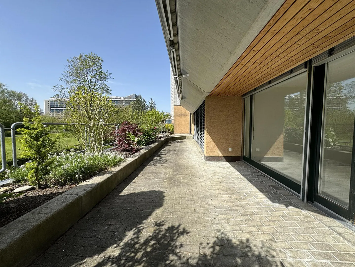 Appartement en terrasse de 4,5 pièces situé au calme avec vue sur la verdure - Photo 1 sur 11