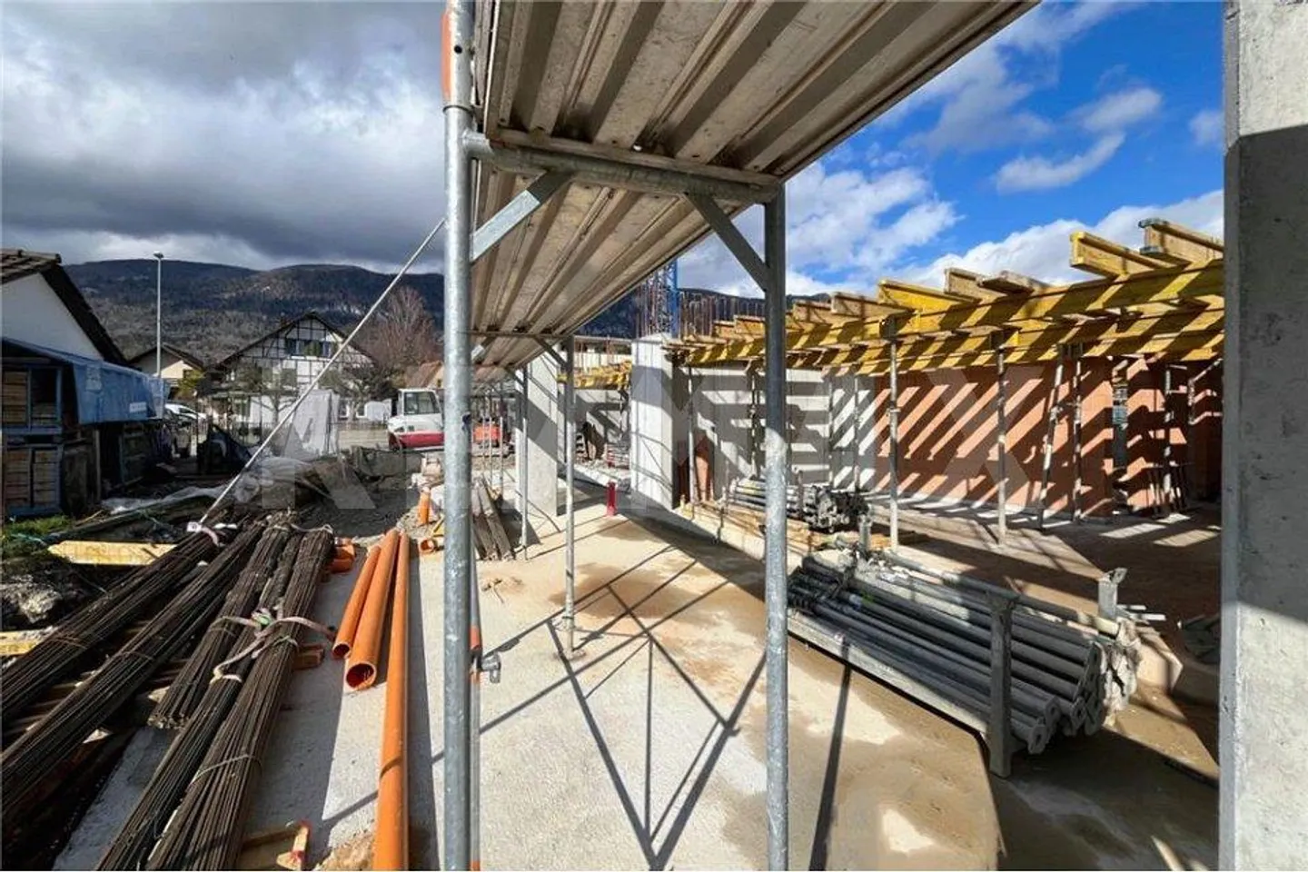 Nouvelle construction, située au calme, beaucoup de soleil et aménagement intérieur à déterminer soi-même (le début des travaux a eu lieu) - Photo 7 sur 13