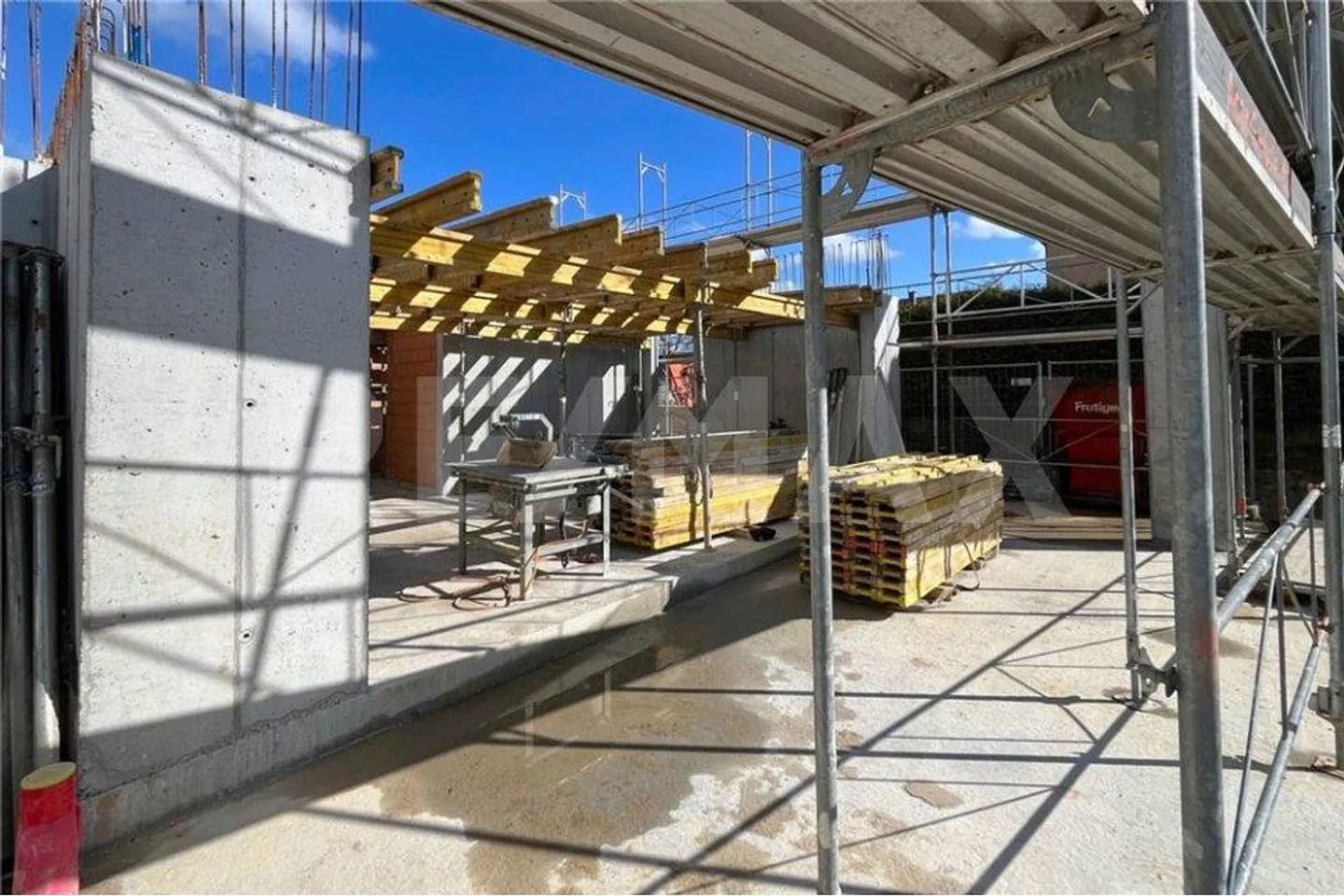 Nouvelle construction, située au calme, beaucoup de soleil et aménagement intérieur à déterminer soi-même (le début des travaux a eu lieu) - Photo 8 sur 13