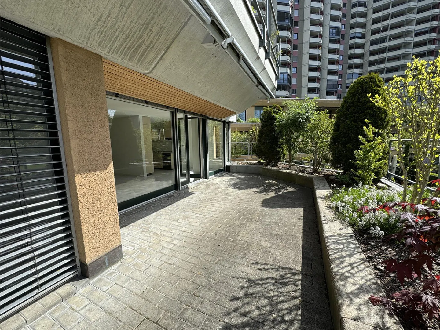 Appartement en terrasse de 4,5 pièces situé au calme avec vue sur la verdure - Photo 2 sur 11