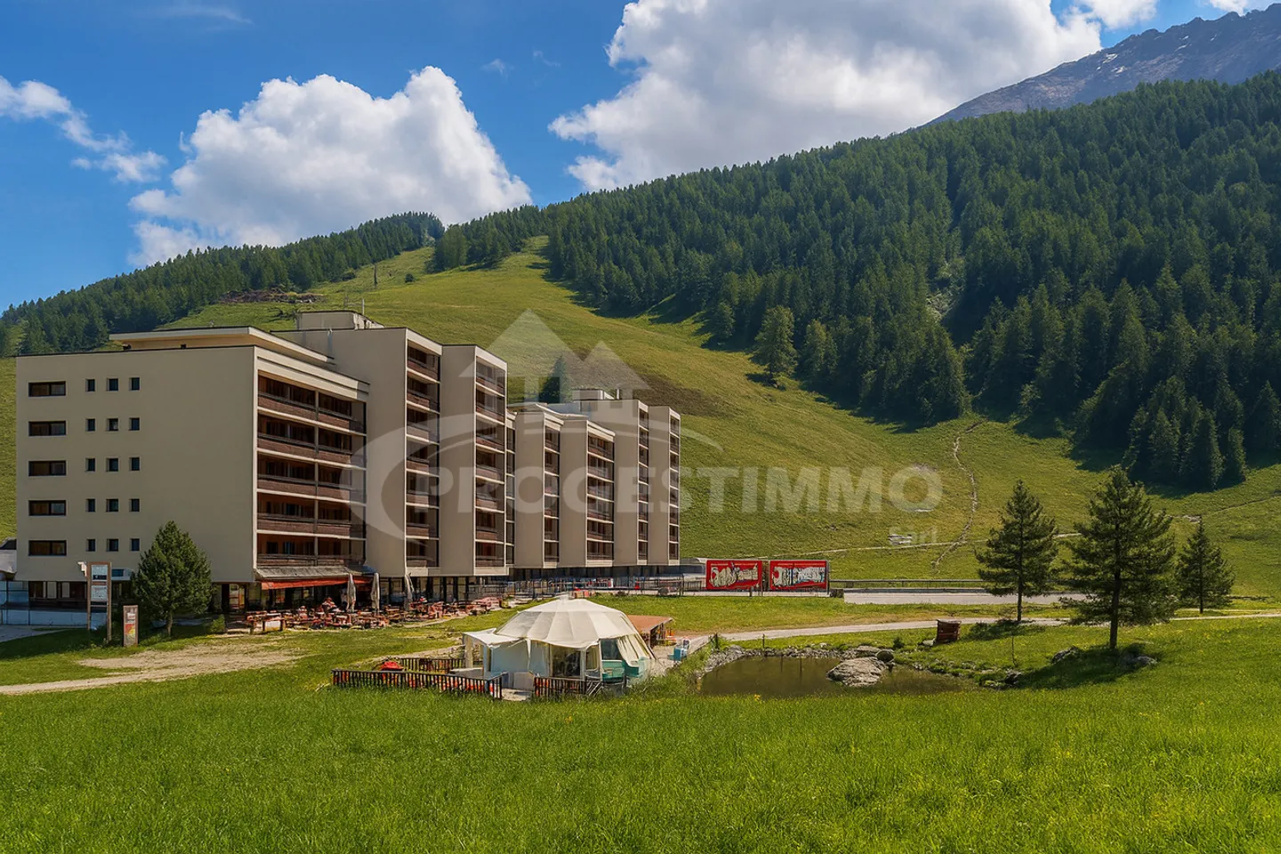 Rare opportunity: Furnished studio just steps from the lifts - Photo 13 of 13