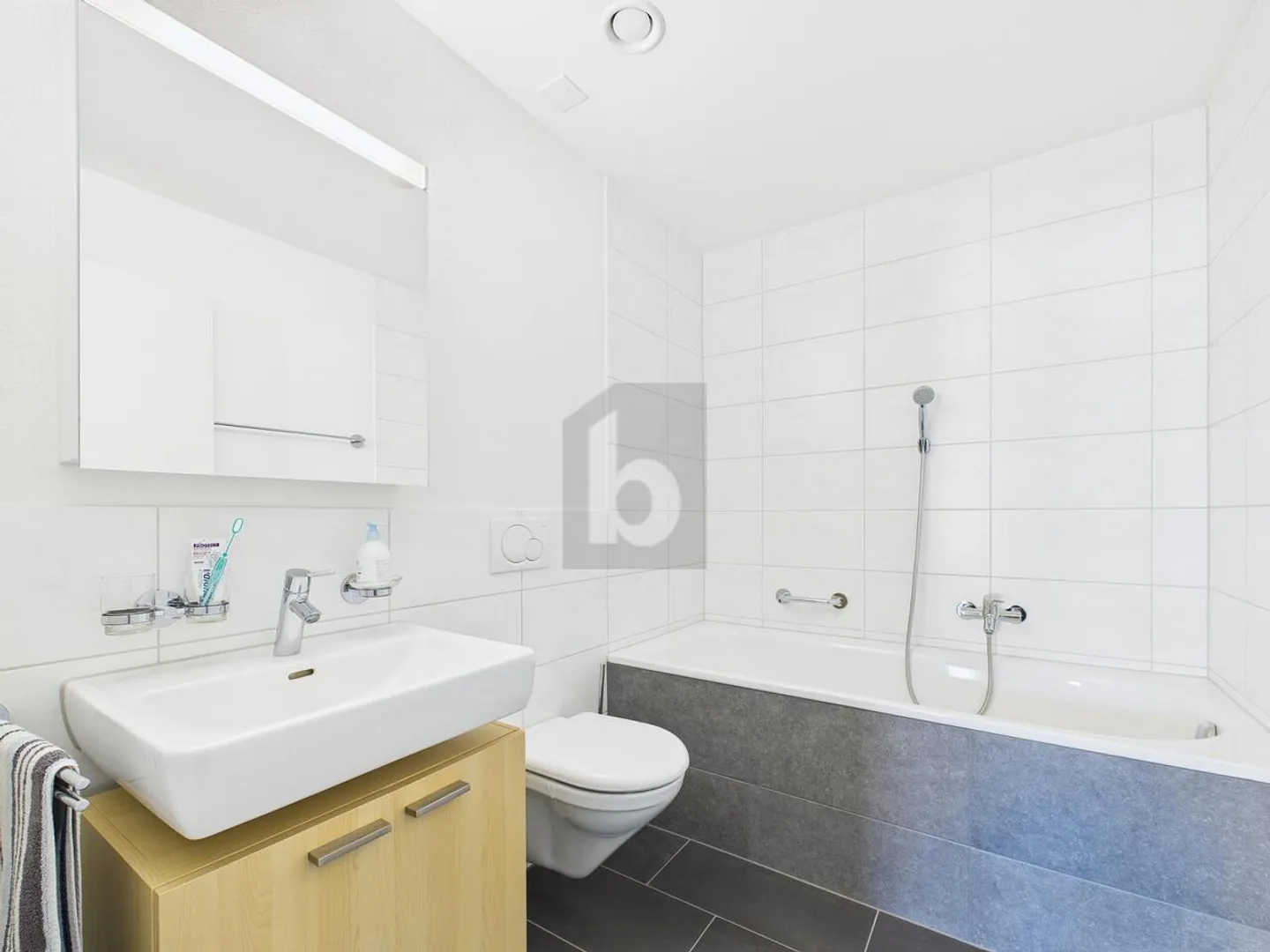MODERNE, PLAN D'ÉTAGE SPACIEUX, GRAND BALCON - Photo 4 sur 6