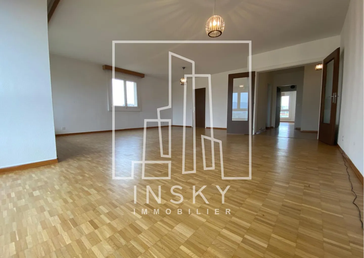 Renovated 4-bedroom apartment, 177 sqm PPE, panoramic 180 view on the 7th floor (Meyrin) - Photo 2 of 15