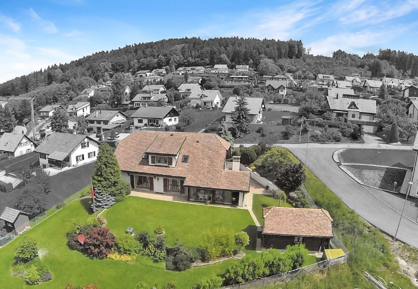 Single house for sale - Photo 1 of 13