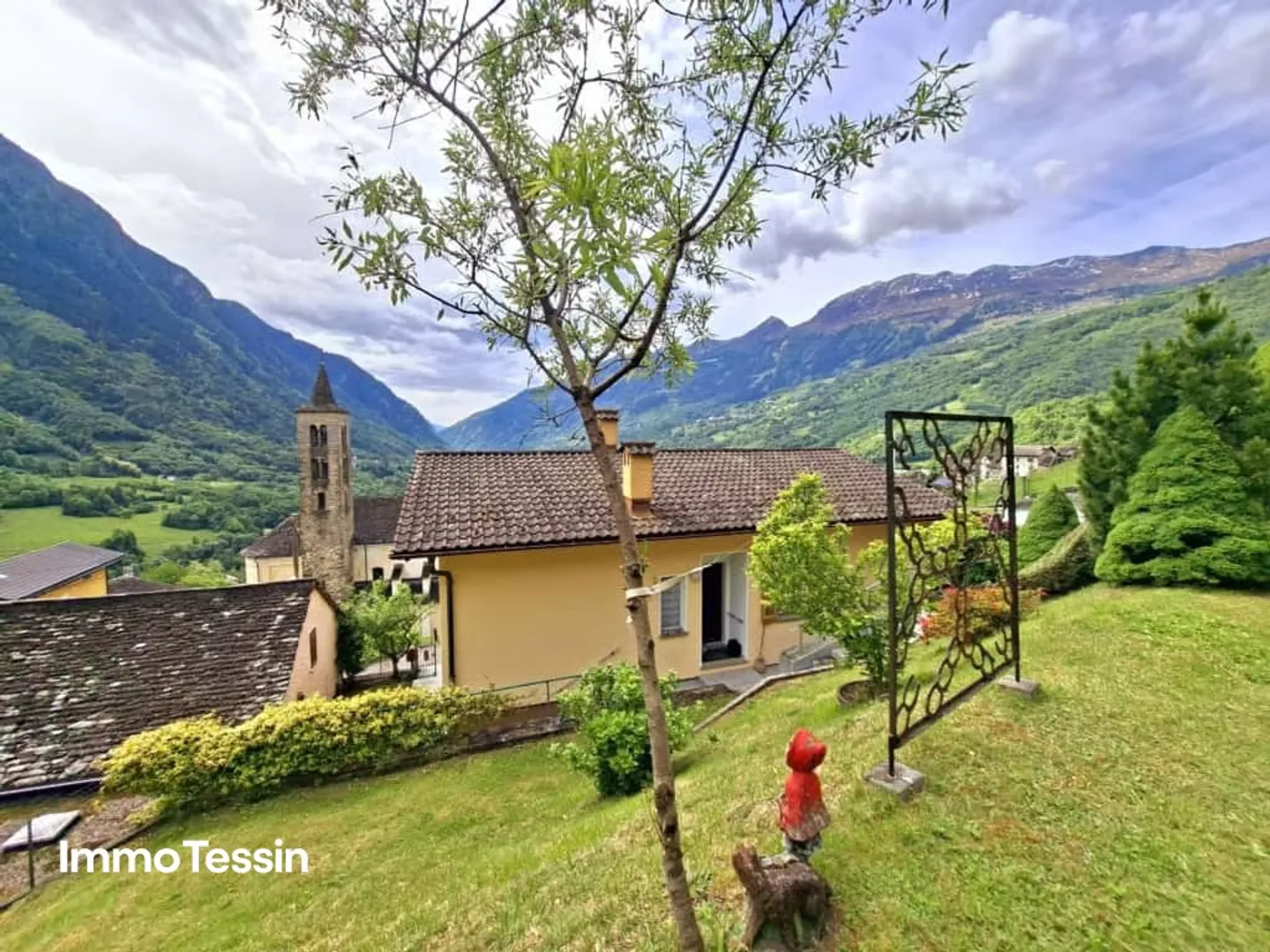 Maison ensoleillée avec une vue magnifique sur la nature tessinoise avec un grand espace extérieur entre Bellinzona et le col du Lukmanier - Photo 1 sur 13