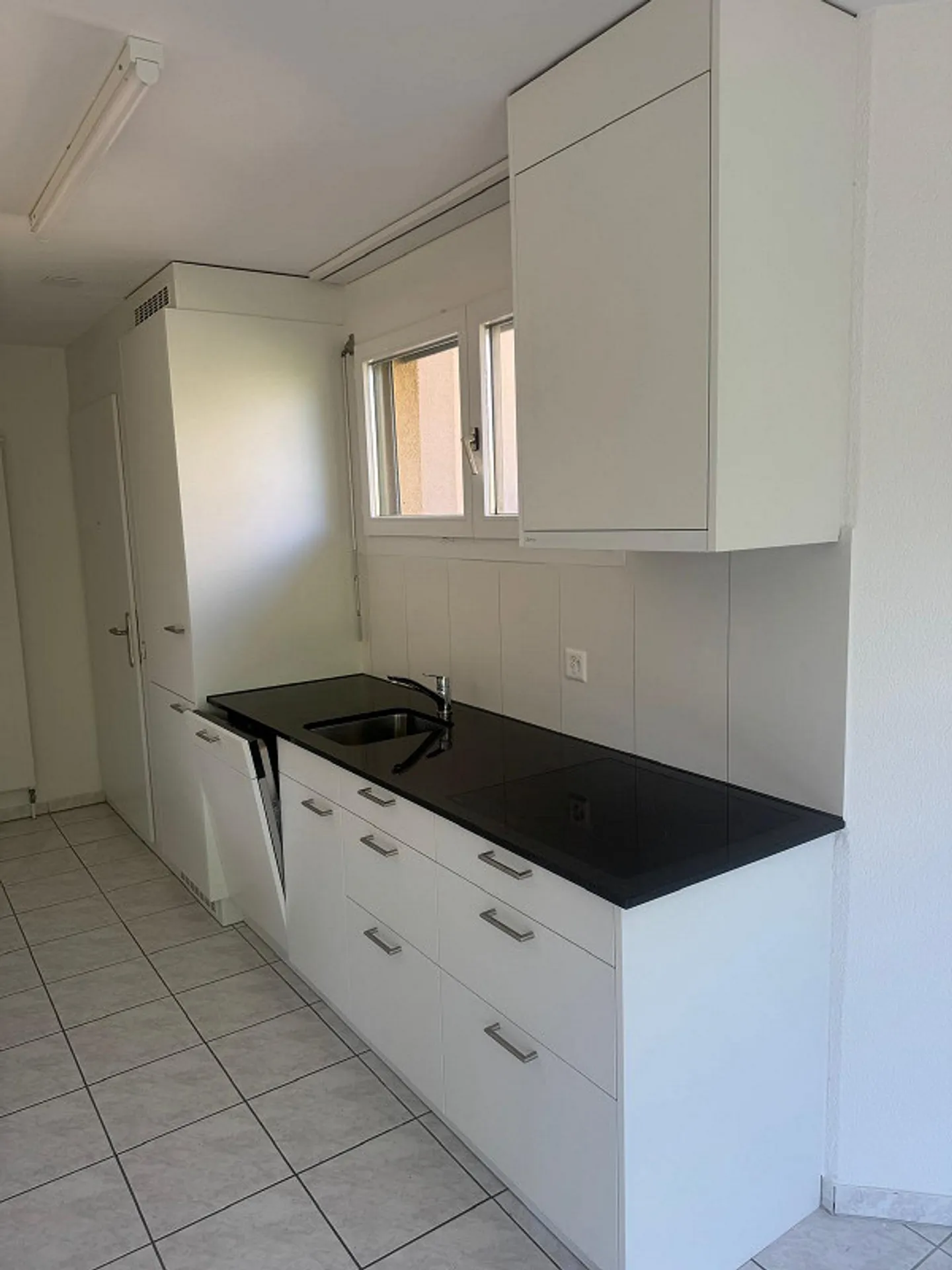 Appartement en terrasse de 4,5 pièces situé au calme avec vue sur la verdure - Photo 4 sur 11