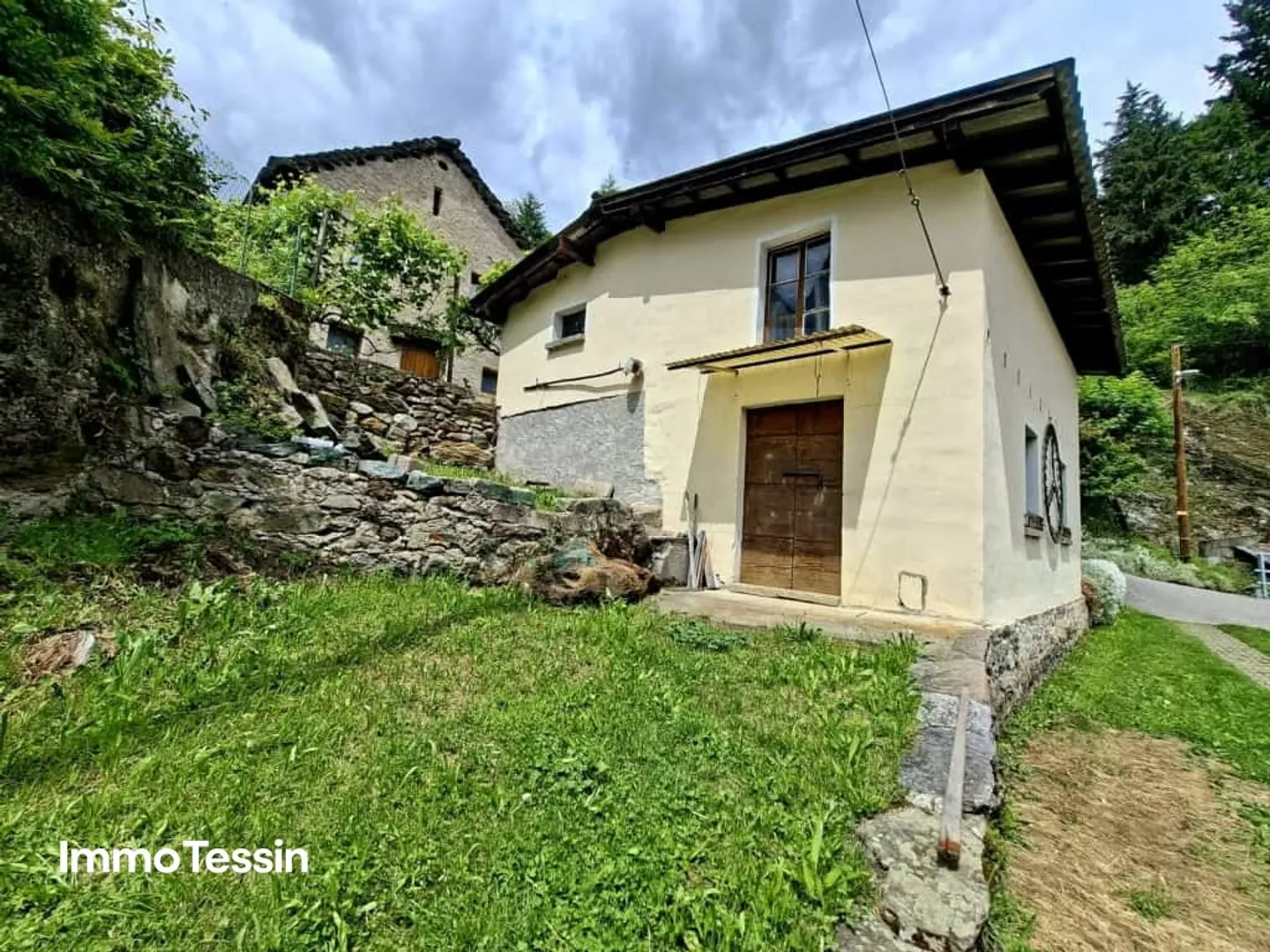 Maison ensoleillée avec une vue magnifique sur la nature tessinoise avec un grand espace extérieur entre Bellinzona et le col du Lukmanier - Photo 6 sur 13