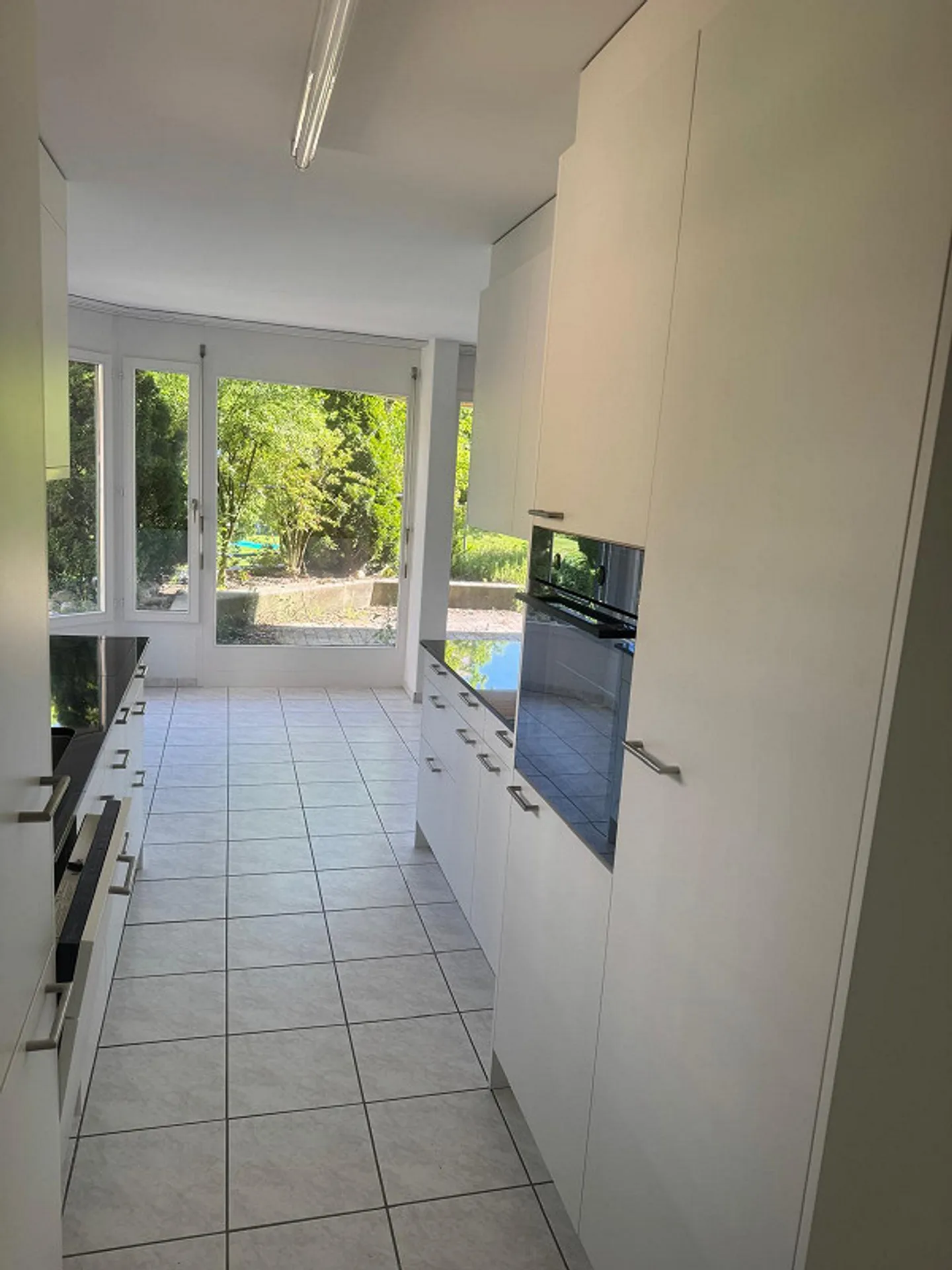 Appartement en terrasse de 4,5 pièces situé au calme avec vue sur la verdure - Photo 5 sur 11