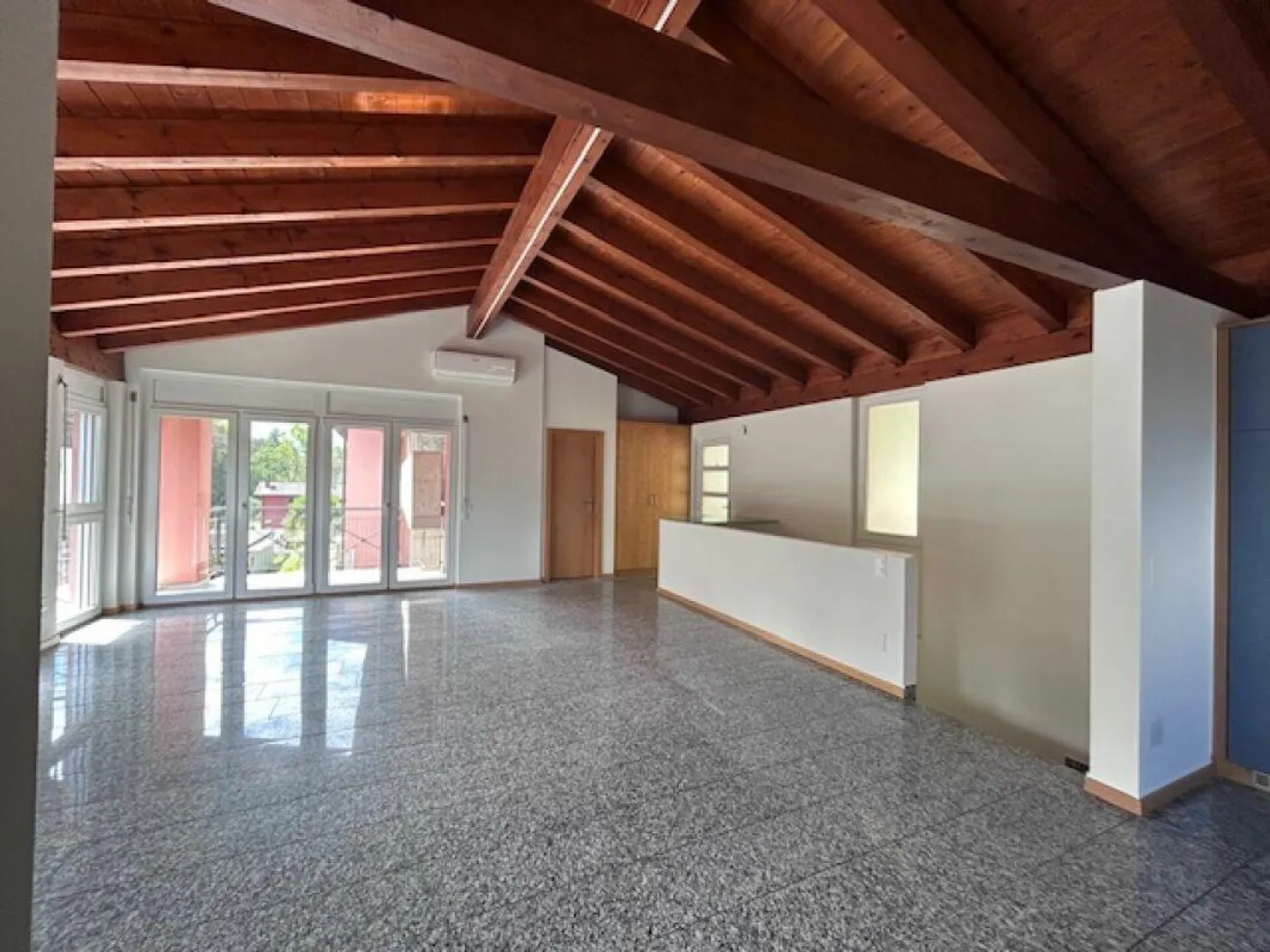 Bellissima Casa Familiare con Giardino - Foto 6 di 30