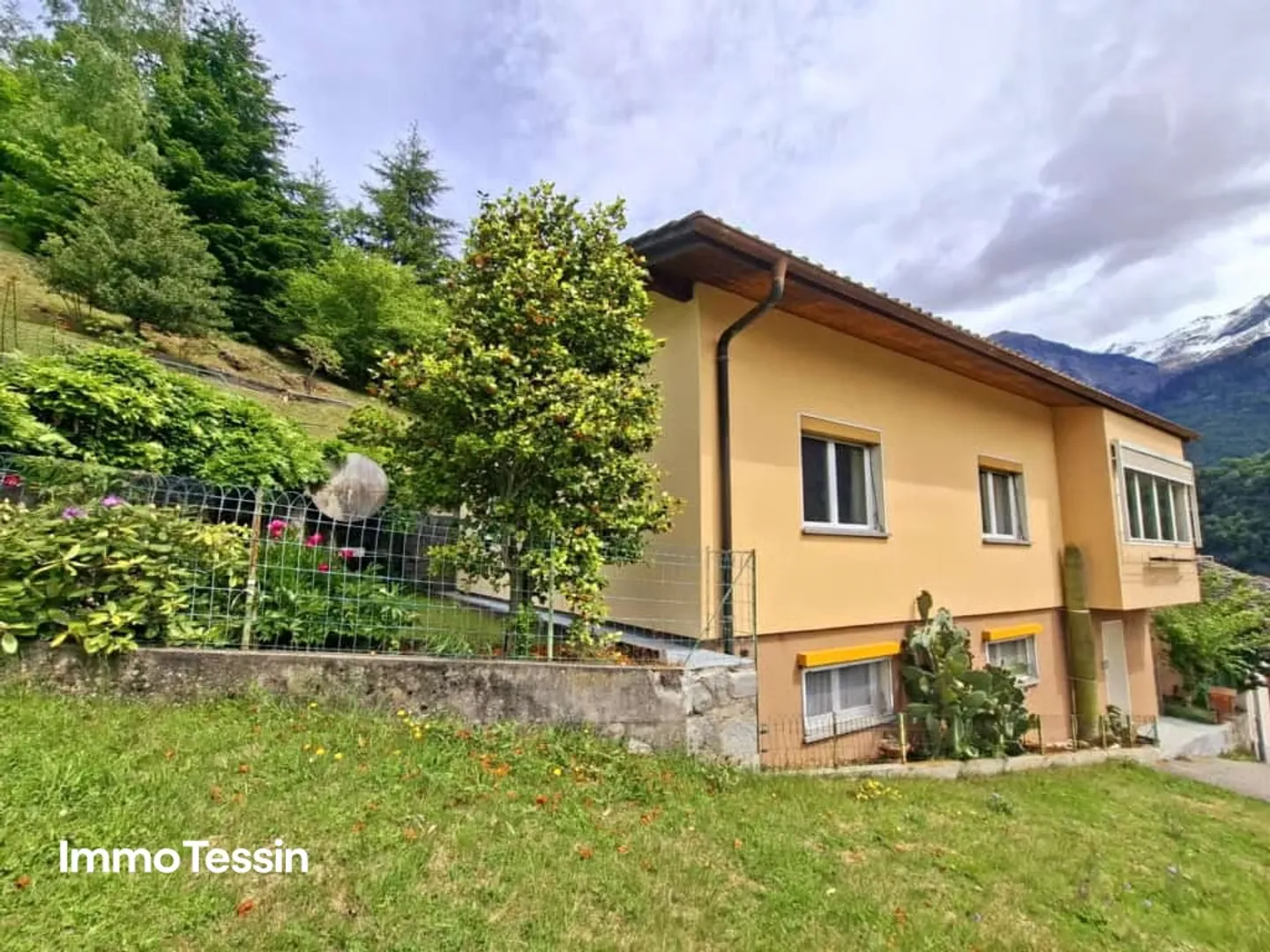 Maison ensoleillée avec une vue magnifique sur la nature tessinoise avec un grand espace extérieur entre Bellinzona et le col du Lukmanier - Photo 2 sur 13