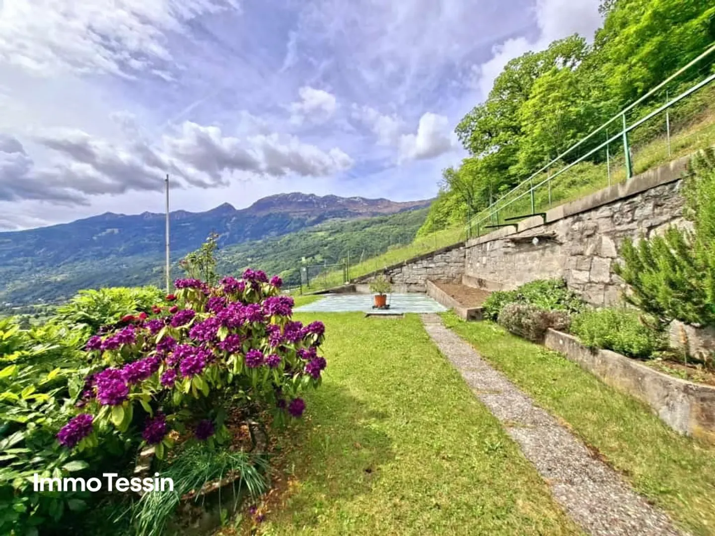 Maison ensoleillée avec une vue magnifique sur la nature tessinoise avec un grand espace extérieur entre Bellinzona et le col du Lukmanier - Photo 3 sur 13